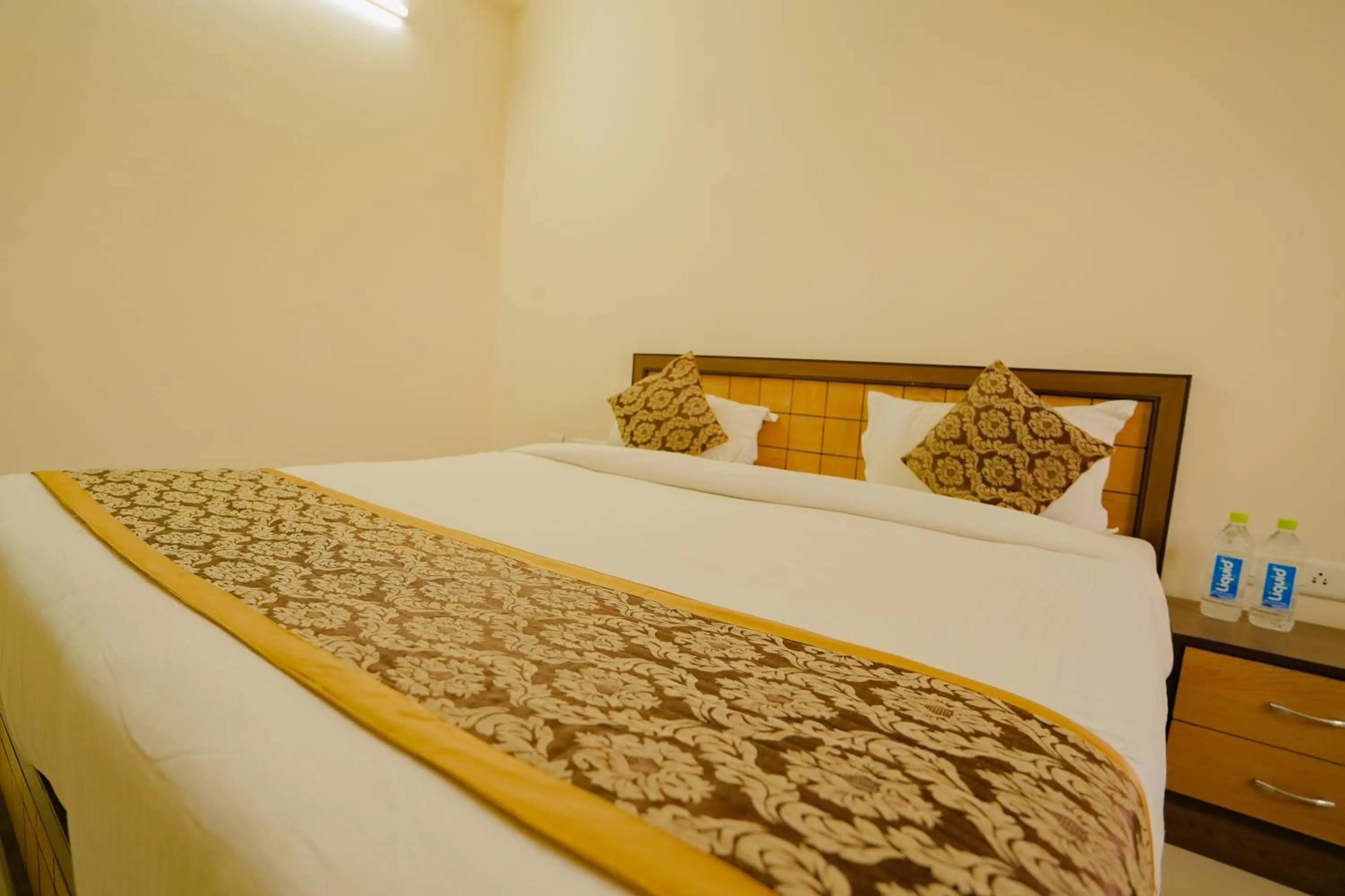 Bed in Hotel Cheelgadi