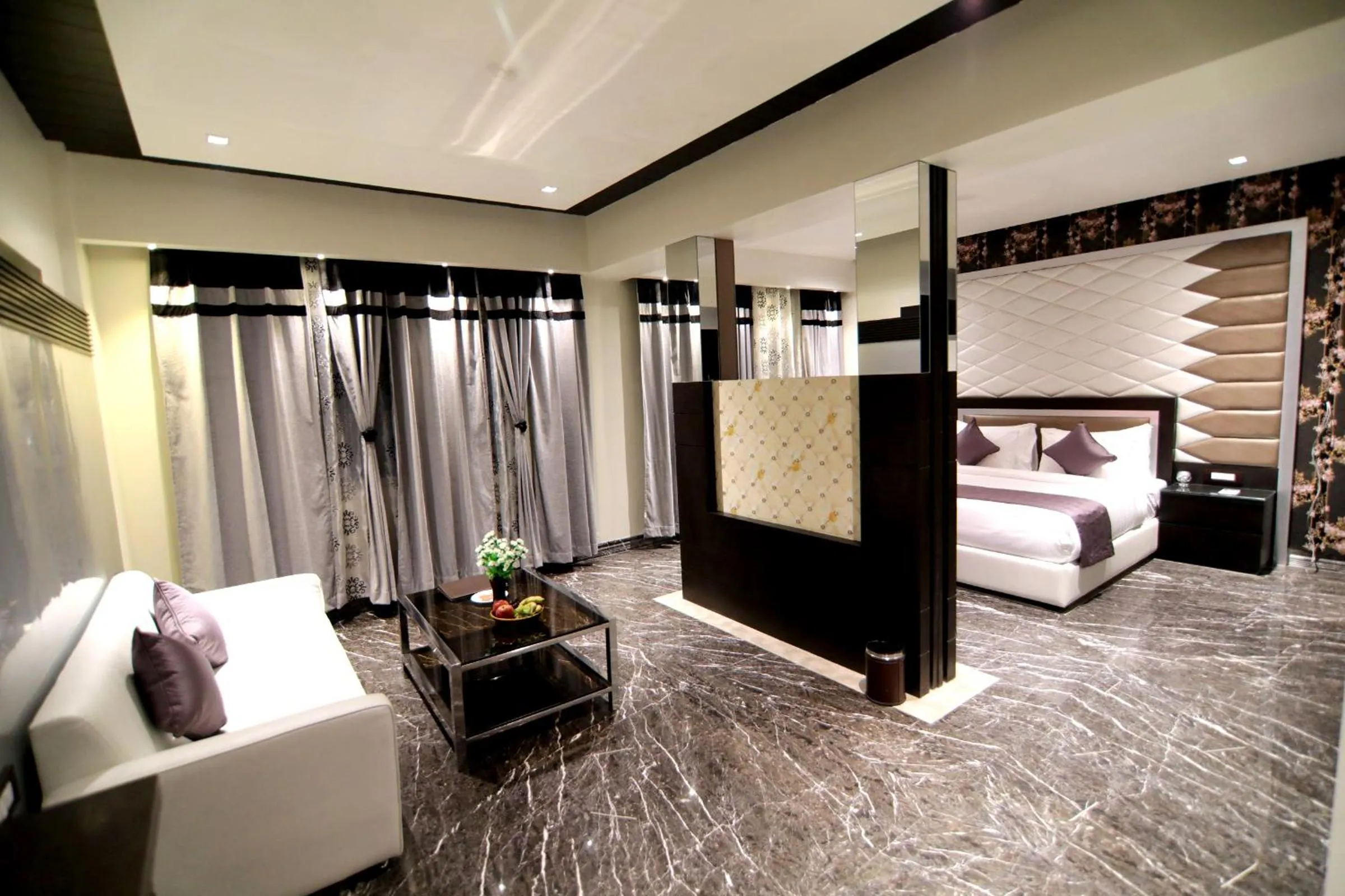 Living room, Bed in Udman Hotel Haridwar