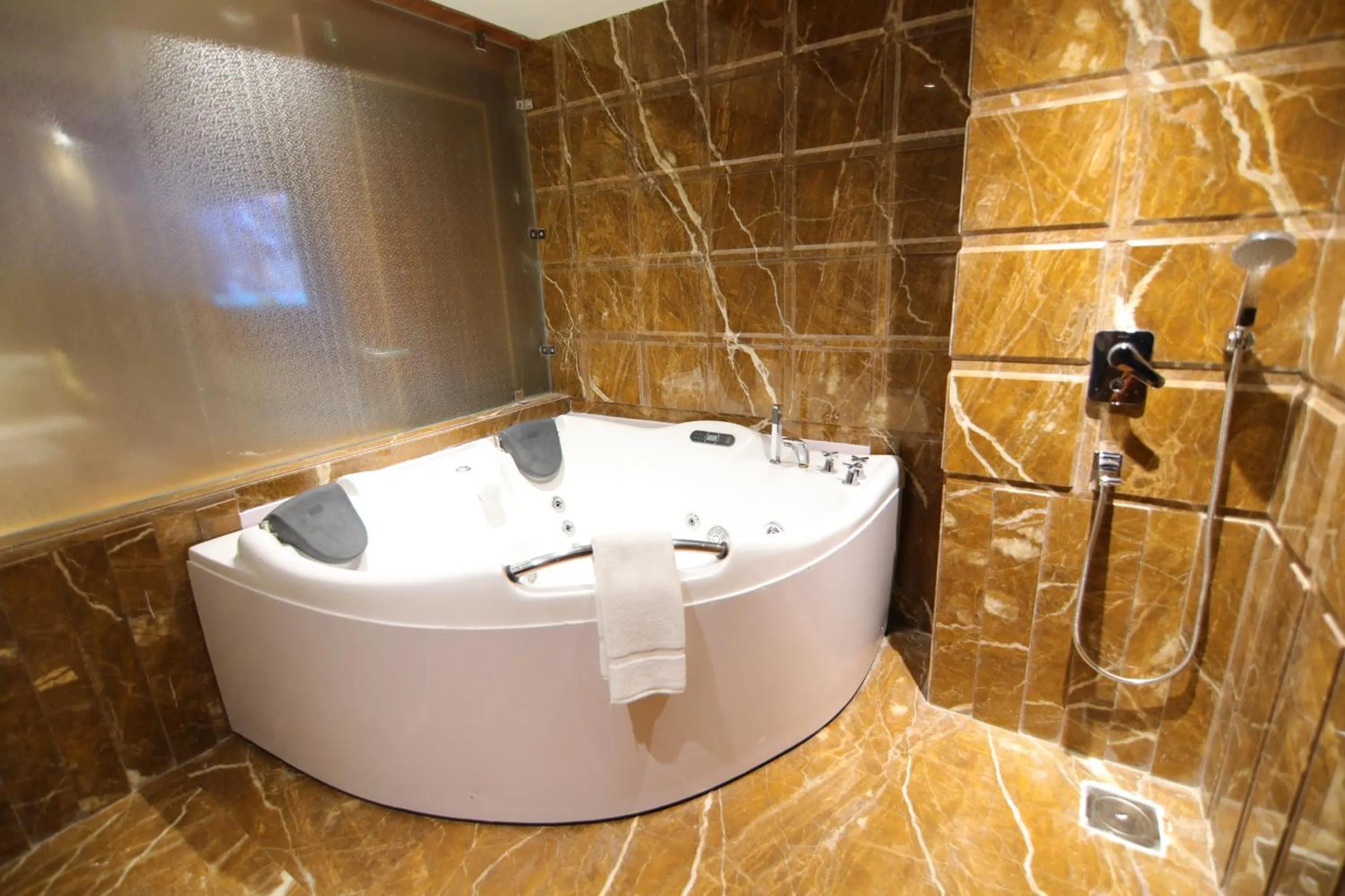 Hot Tub in Udman Hotel Haridwar