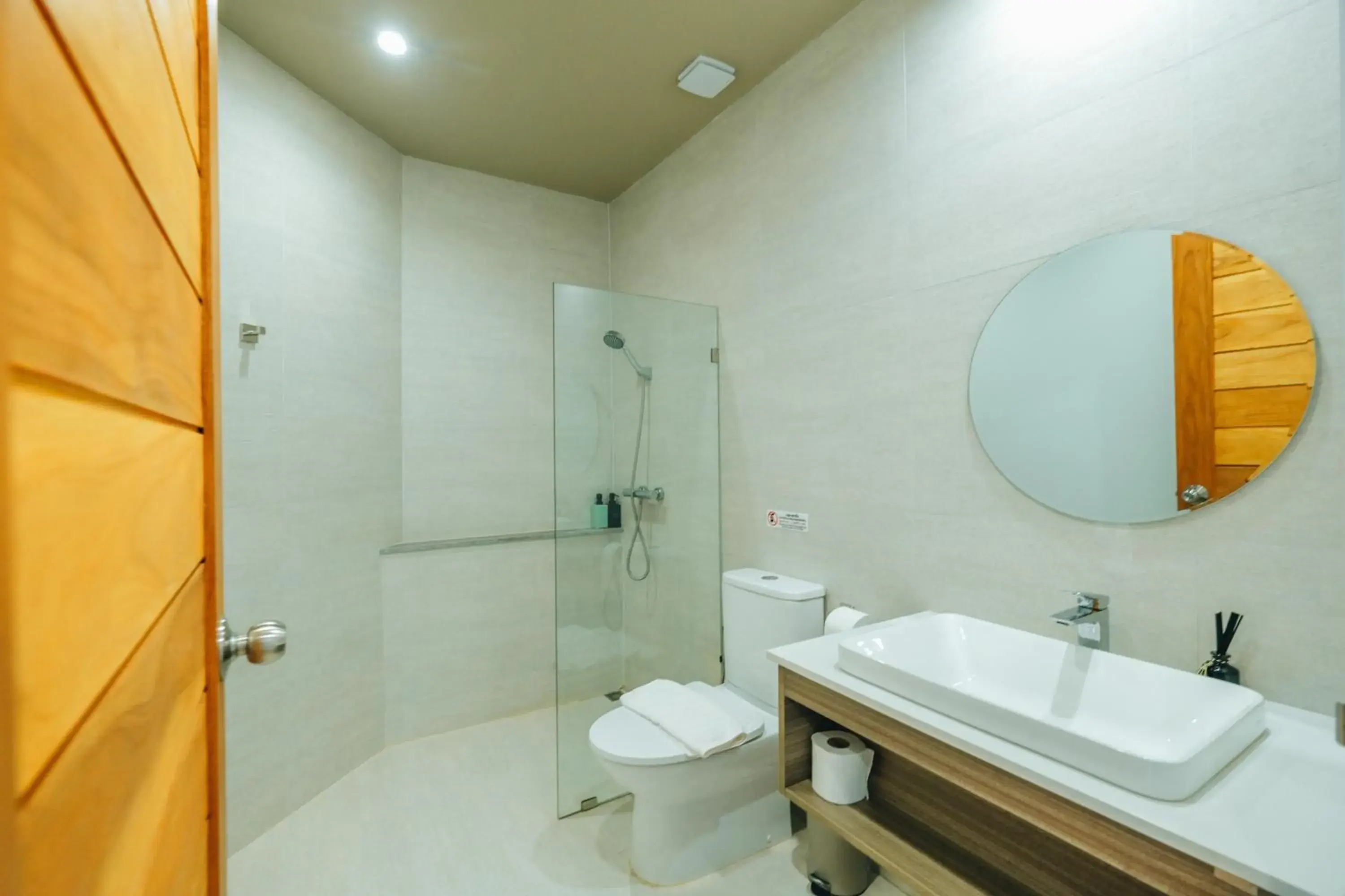 Small Double Room in LAKE HOUSE Naka Cave Small Double Room in LAKE HOUSE Naka Cave