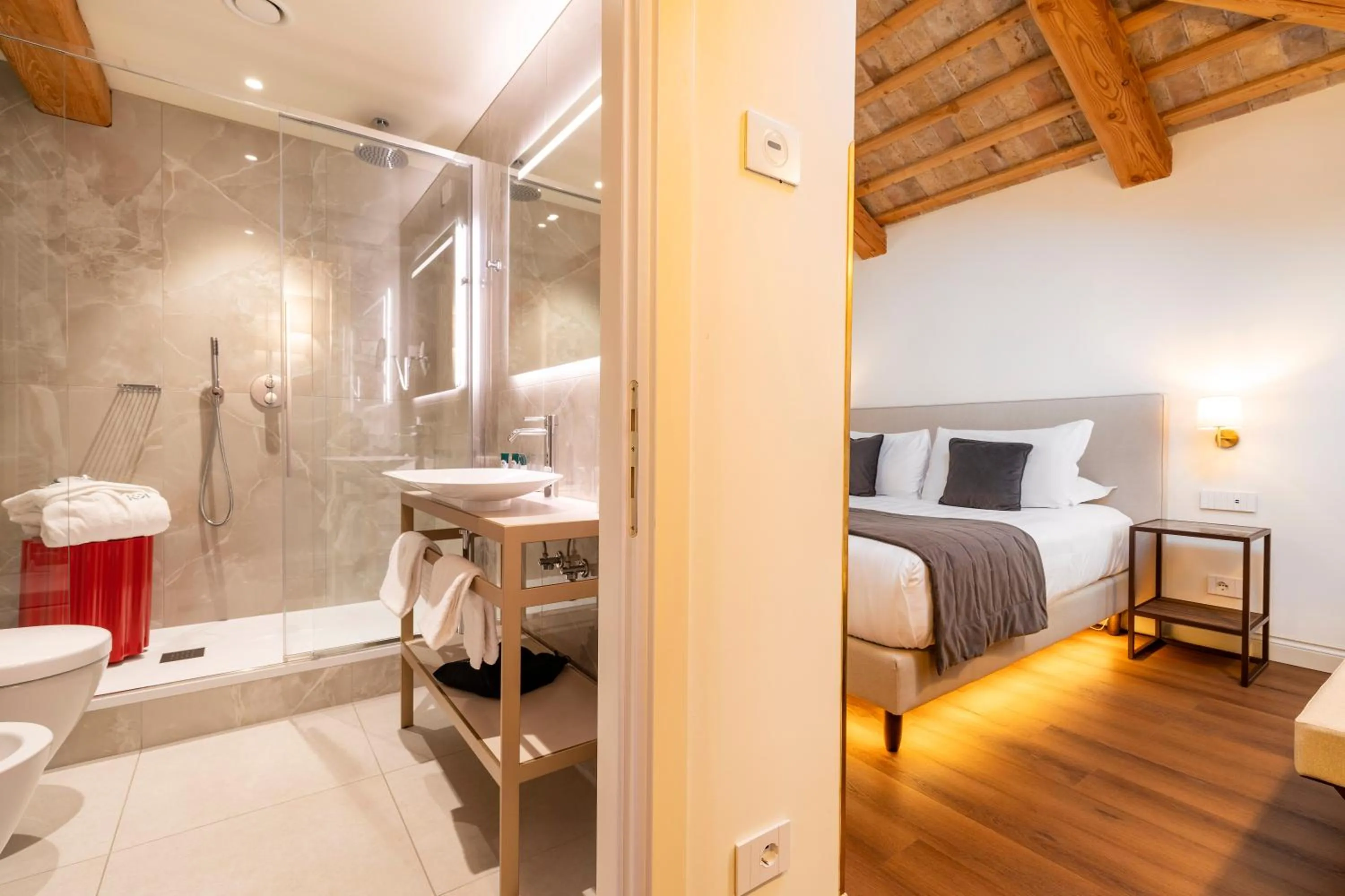 Shower, Bed in Palazzo Keller