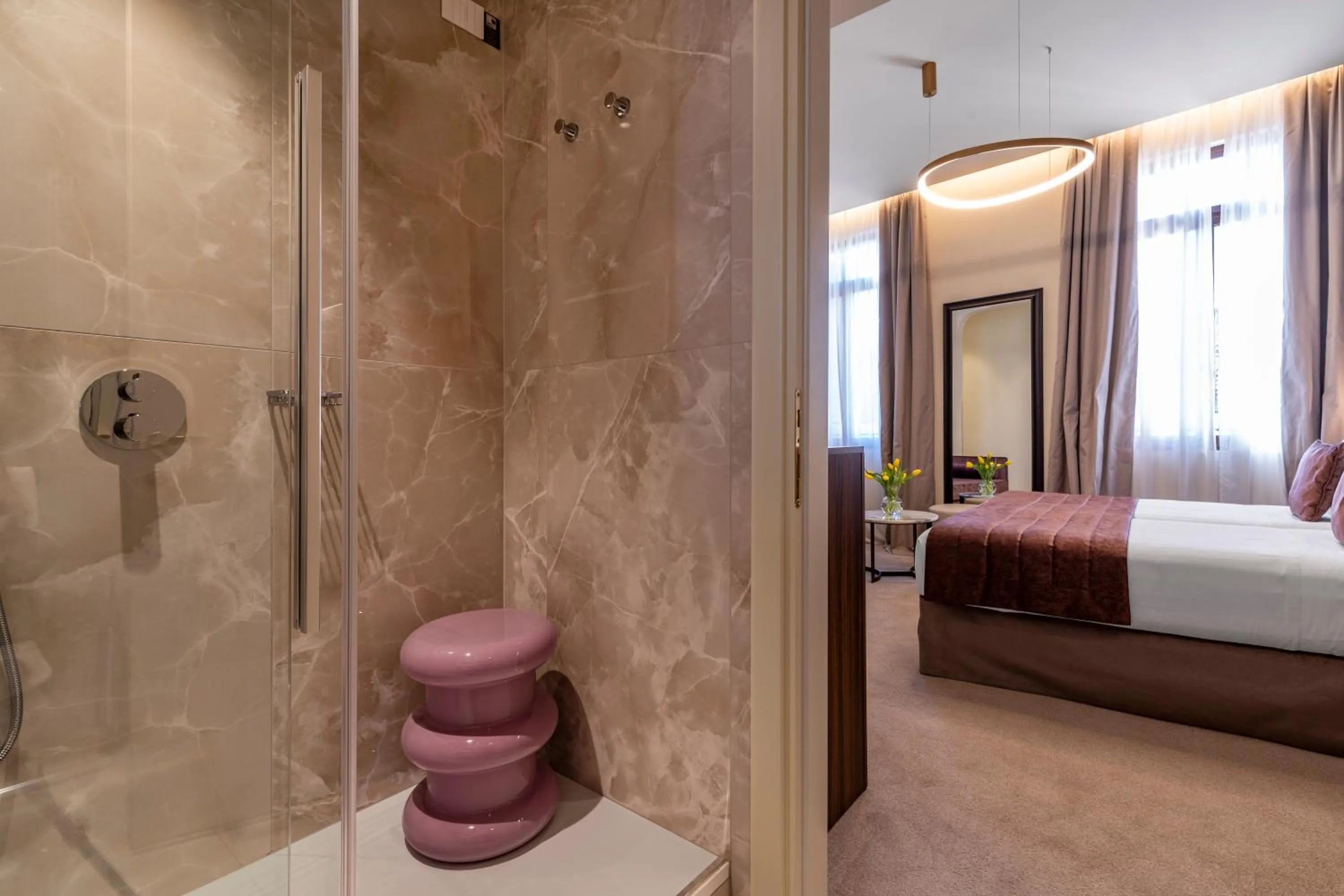 Shower, Bed in Palazzo Keller