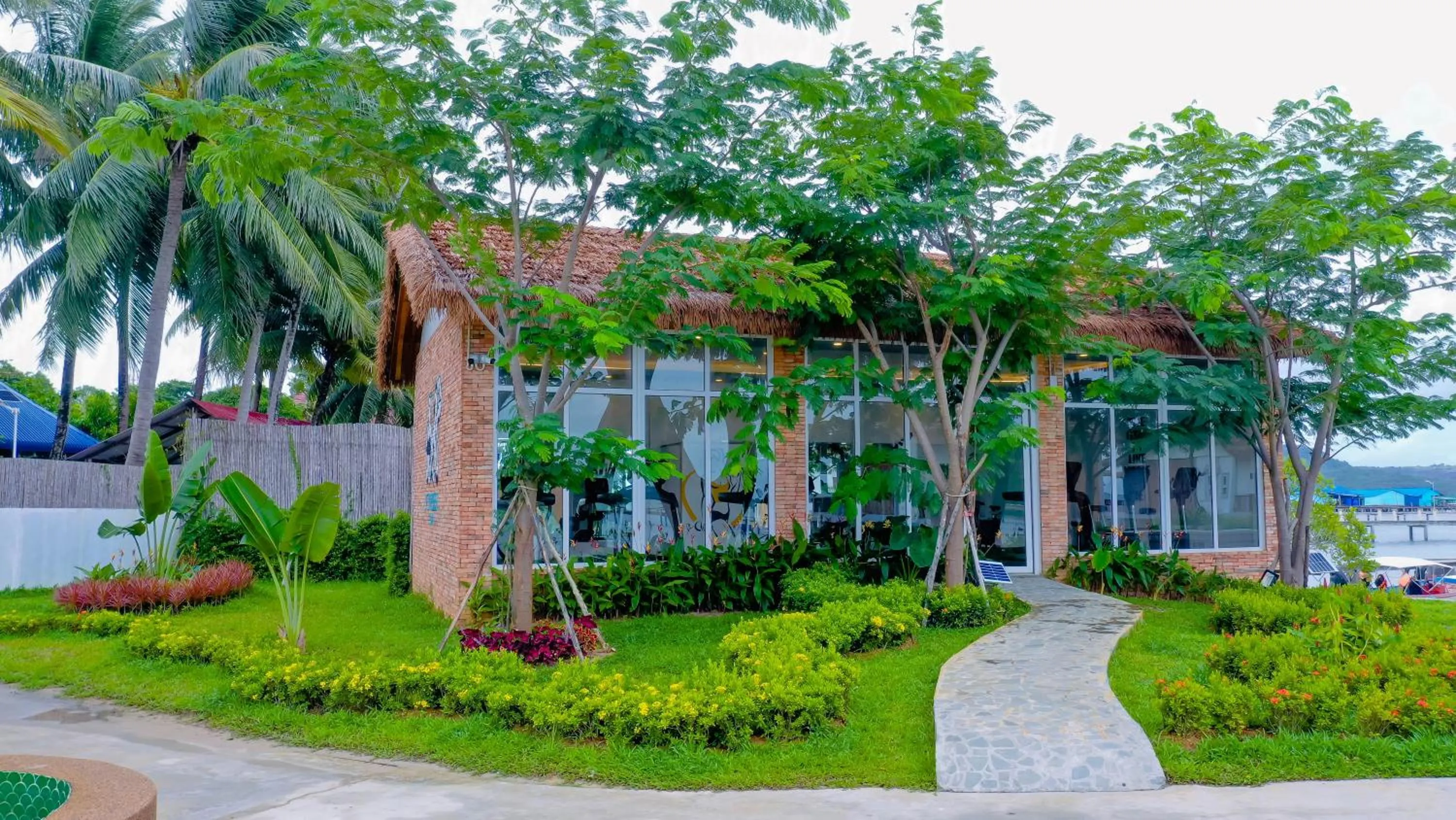 Fitness centre/facilities in Koh Apikjun Resort by EHM