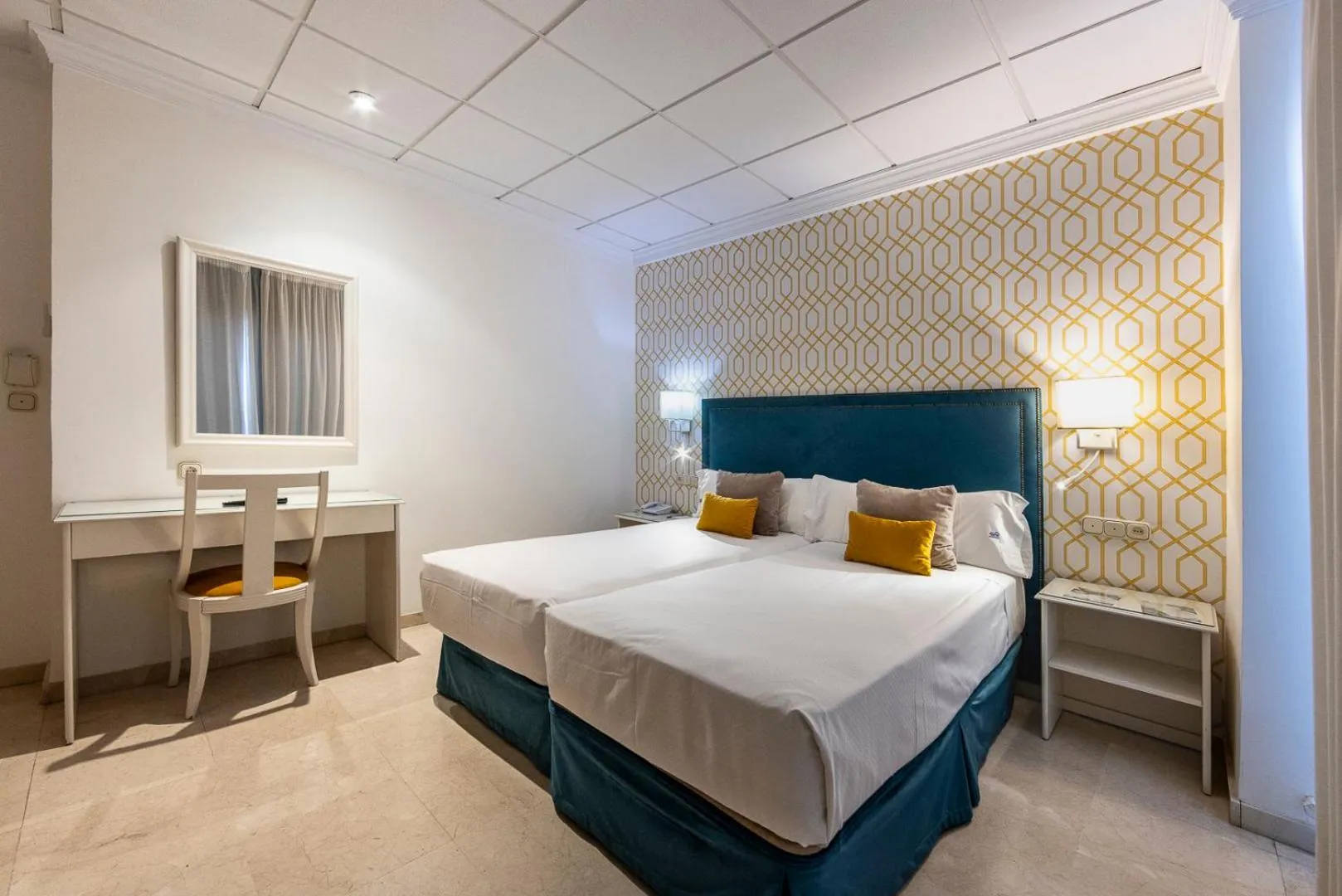 Seating area, Bed in Hotel Sacromonte