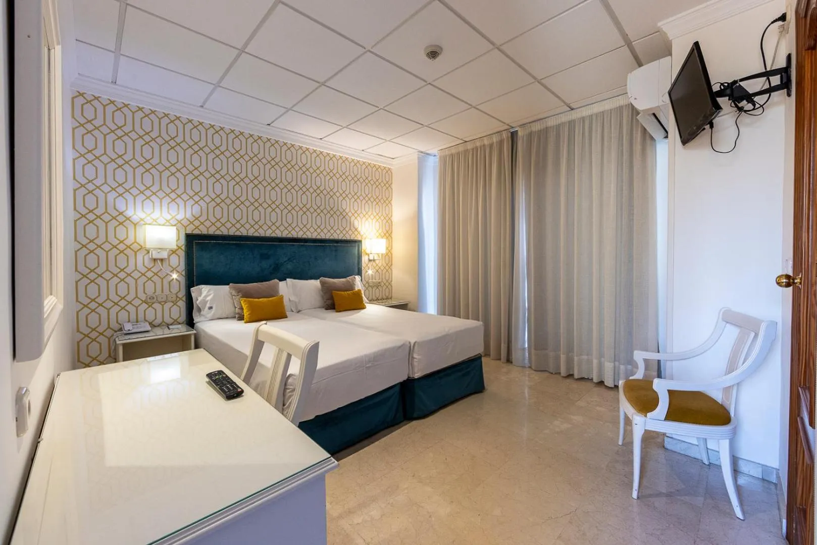 TV and multimedia, Bed in Hotel Sacromonte