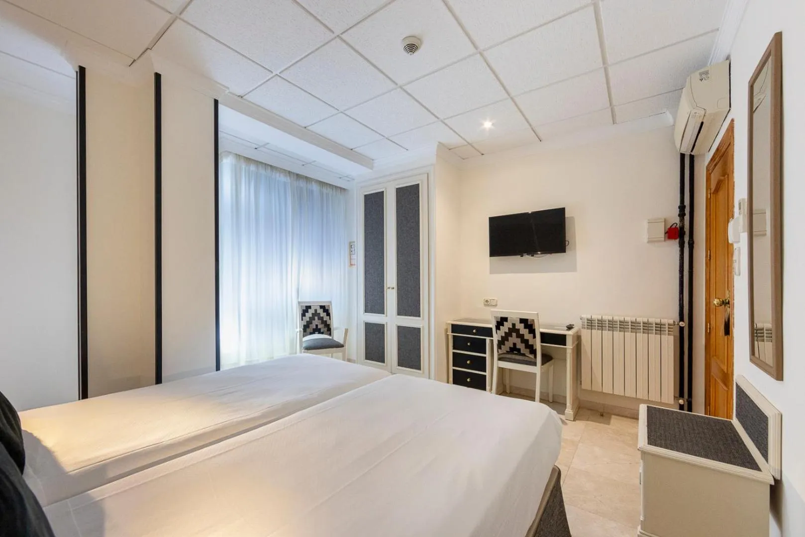 Bed in Hotel Sacromonte