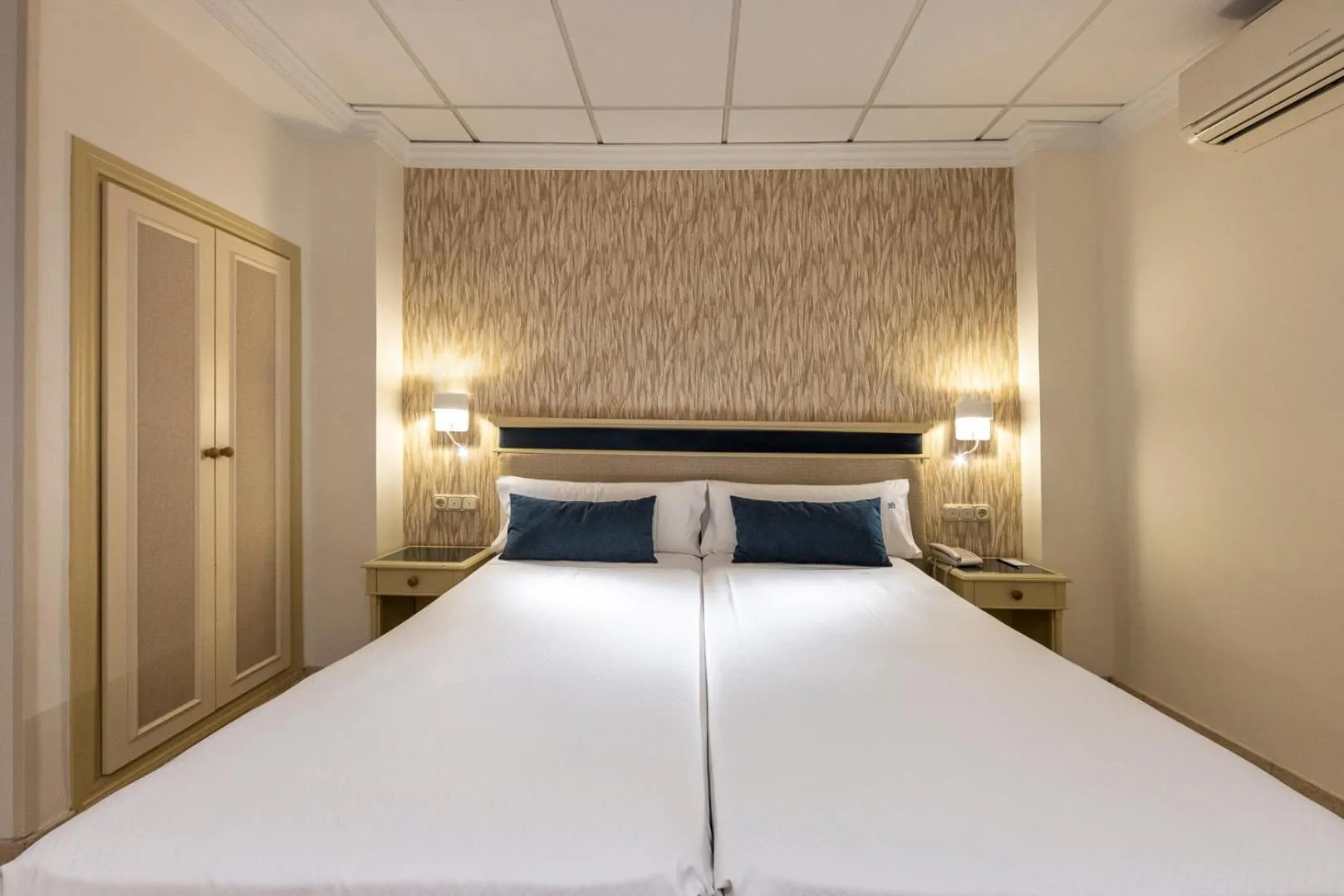 Bed in Hotel Sacromonte