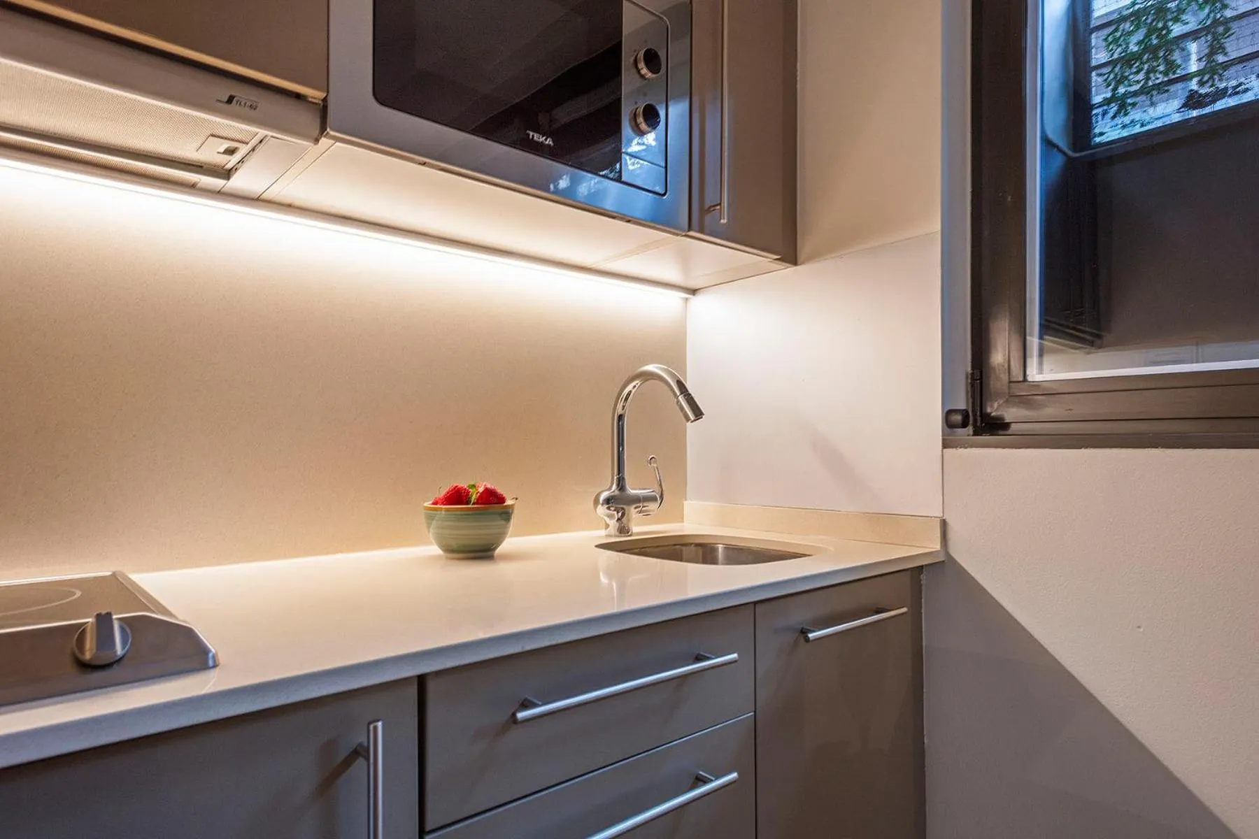 Kitchen or kitchenette in Aparthotel Bcn Montjuic