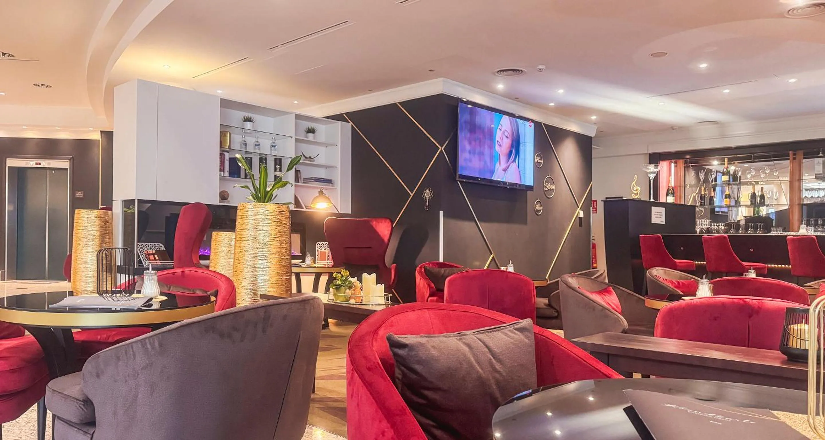 Lounge or bar in PLAZA Premium Wien