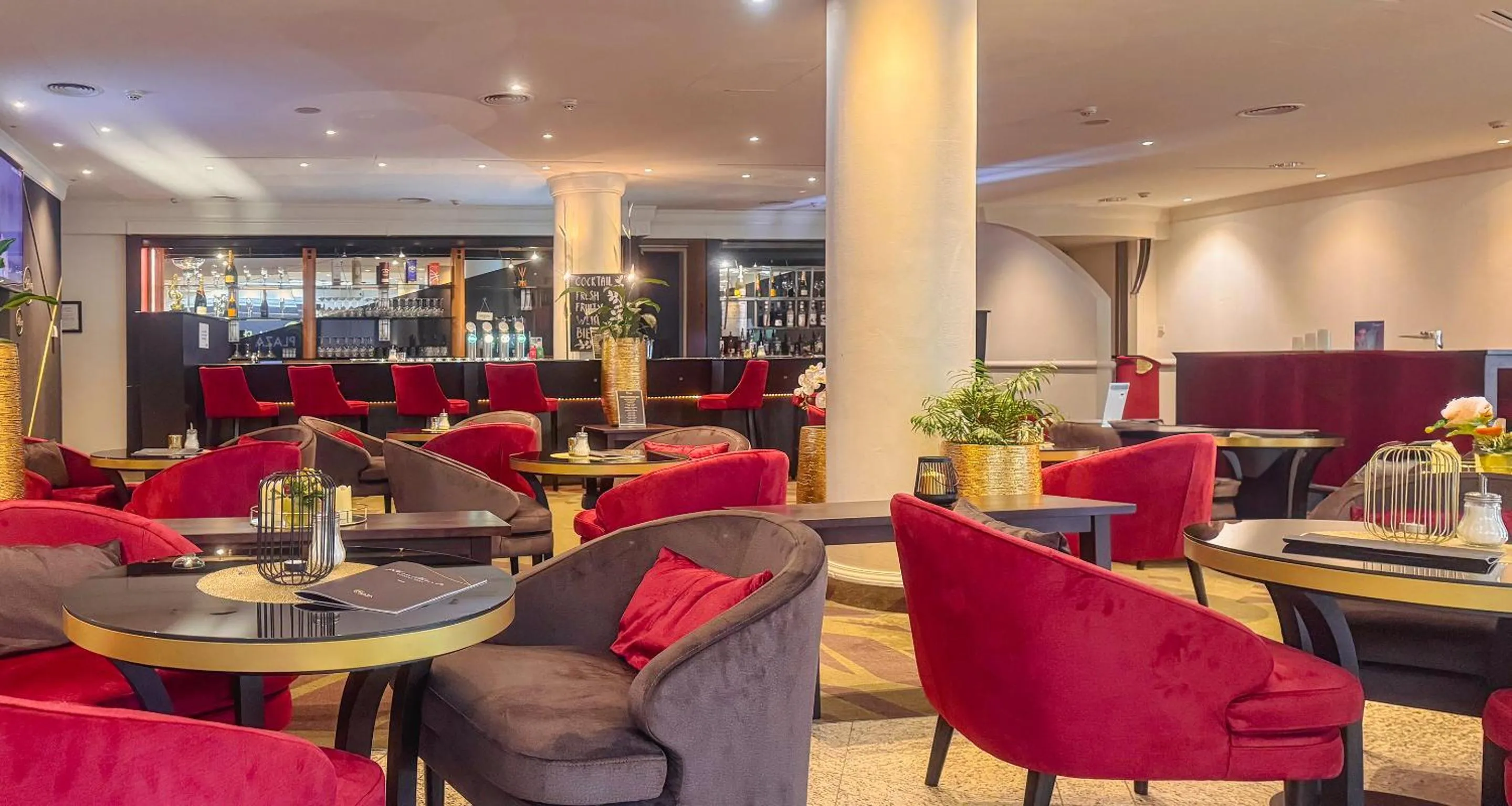 Lounge or bar in PLAZA Premium Wien