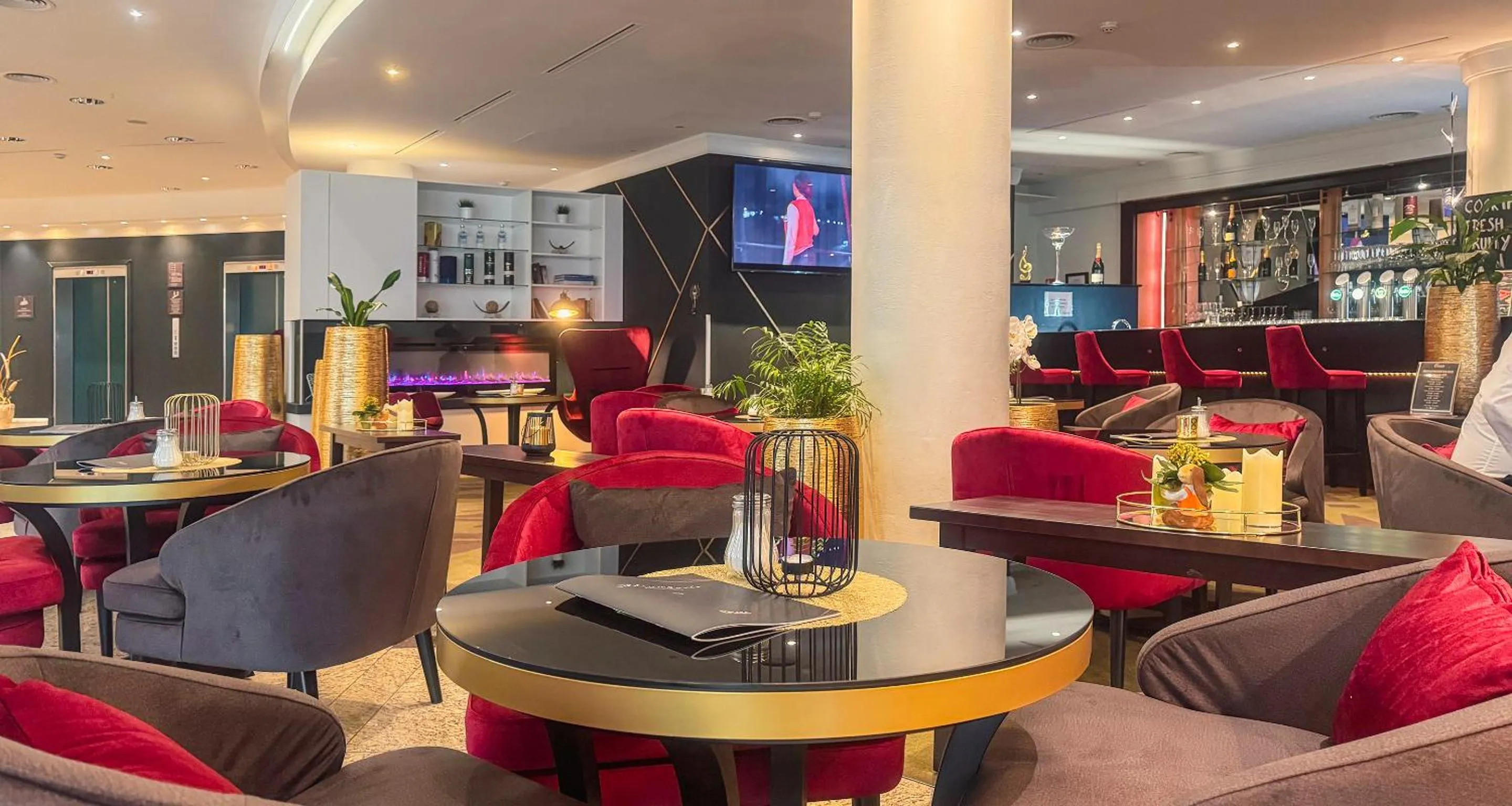 Lounge or bar in PLAZA Premium Wien