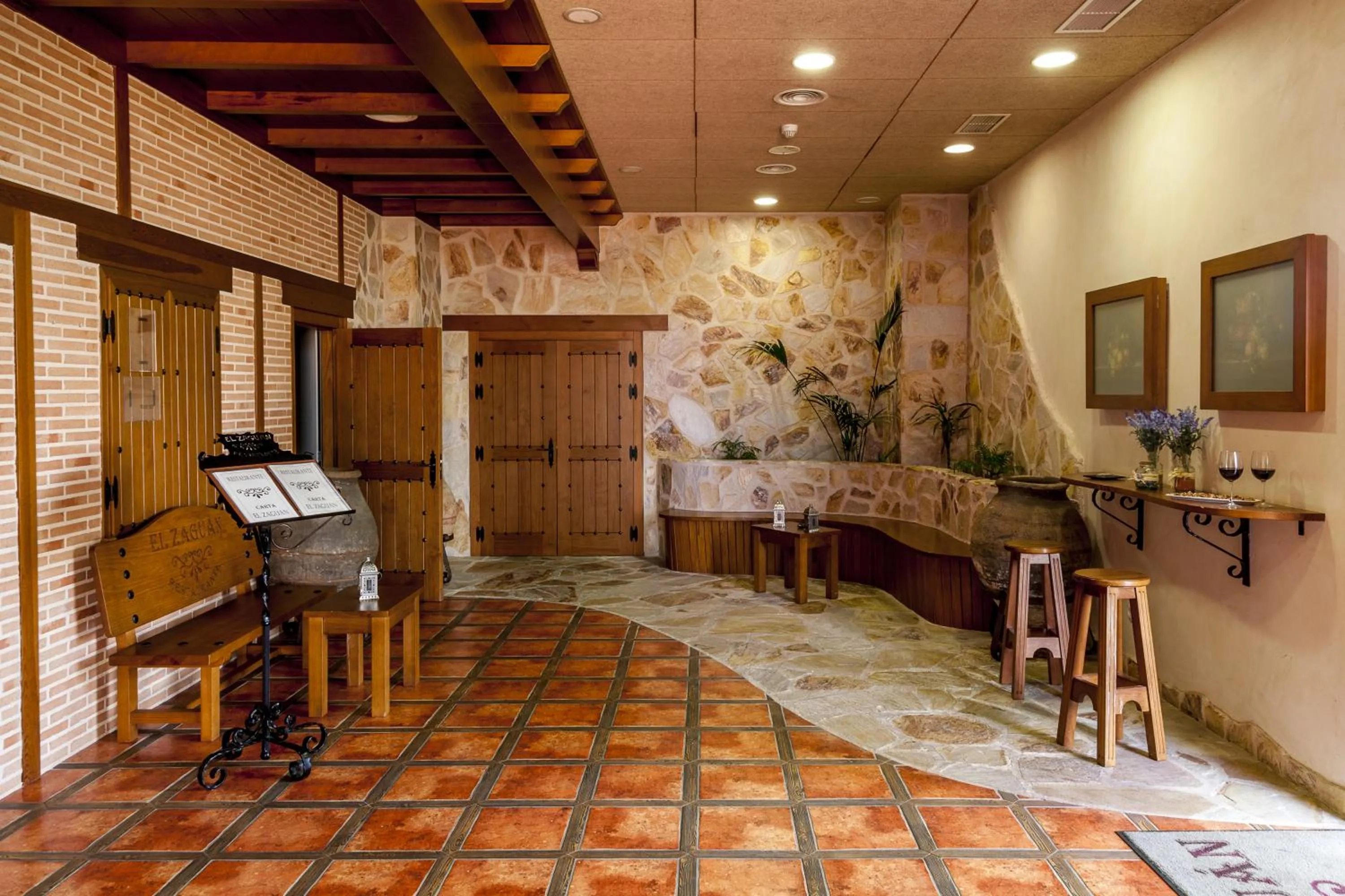 Restaurant/places to eat in Hotel Comendador