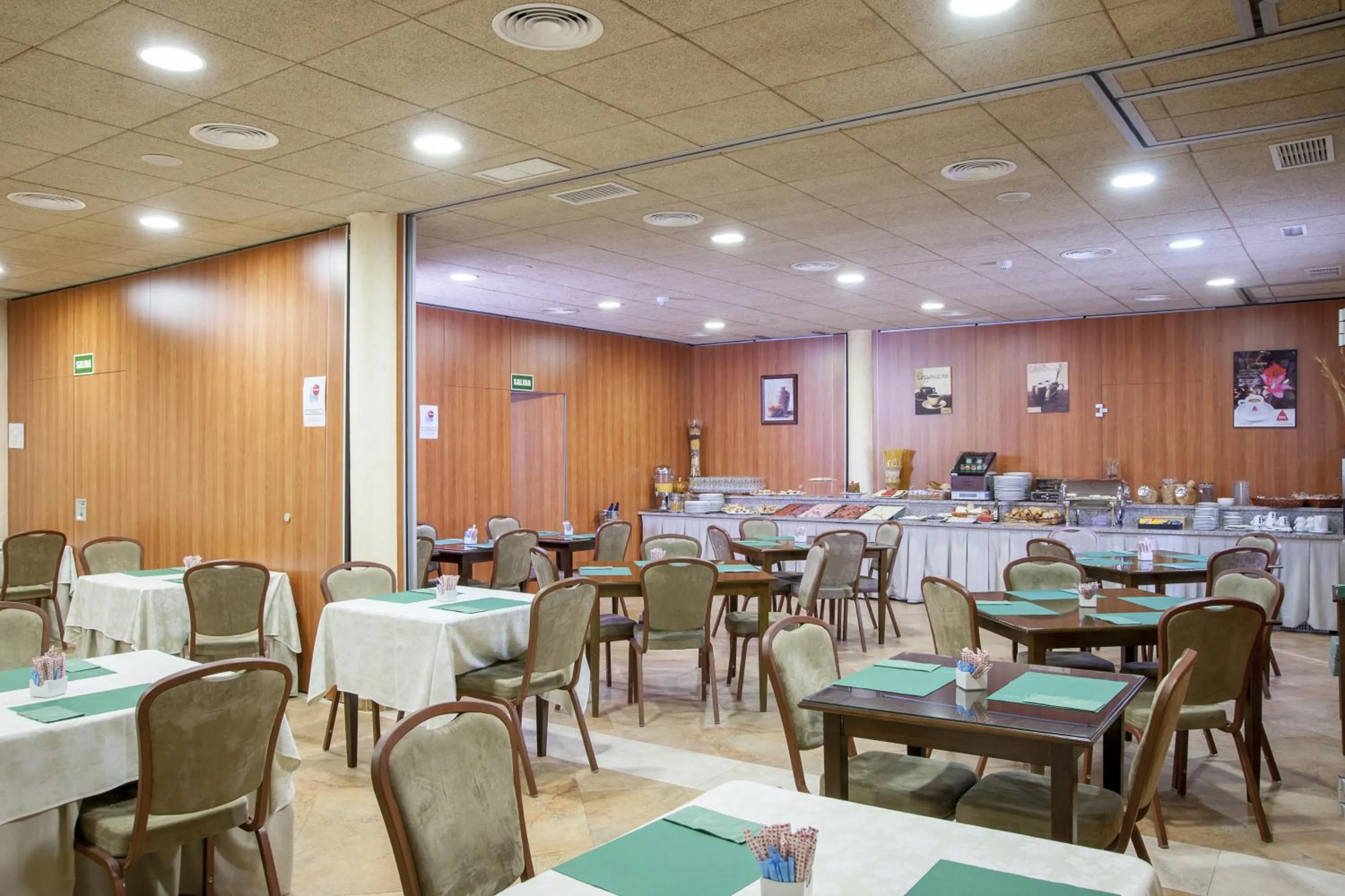 Restaurant/places to eat in Hotel Comendador