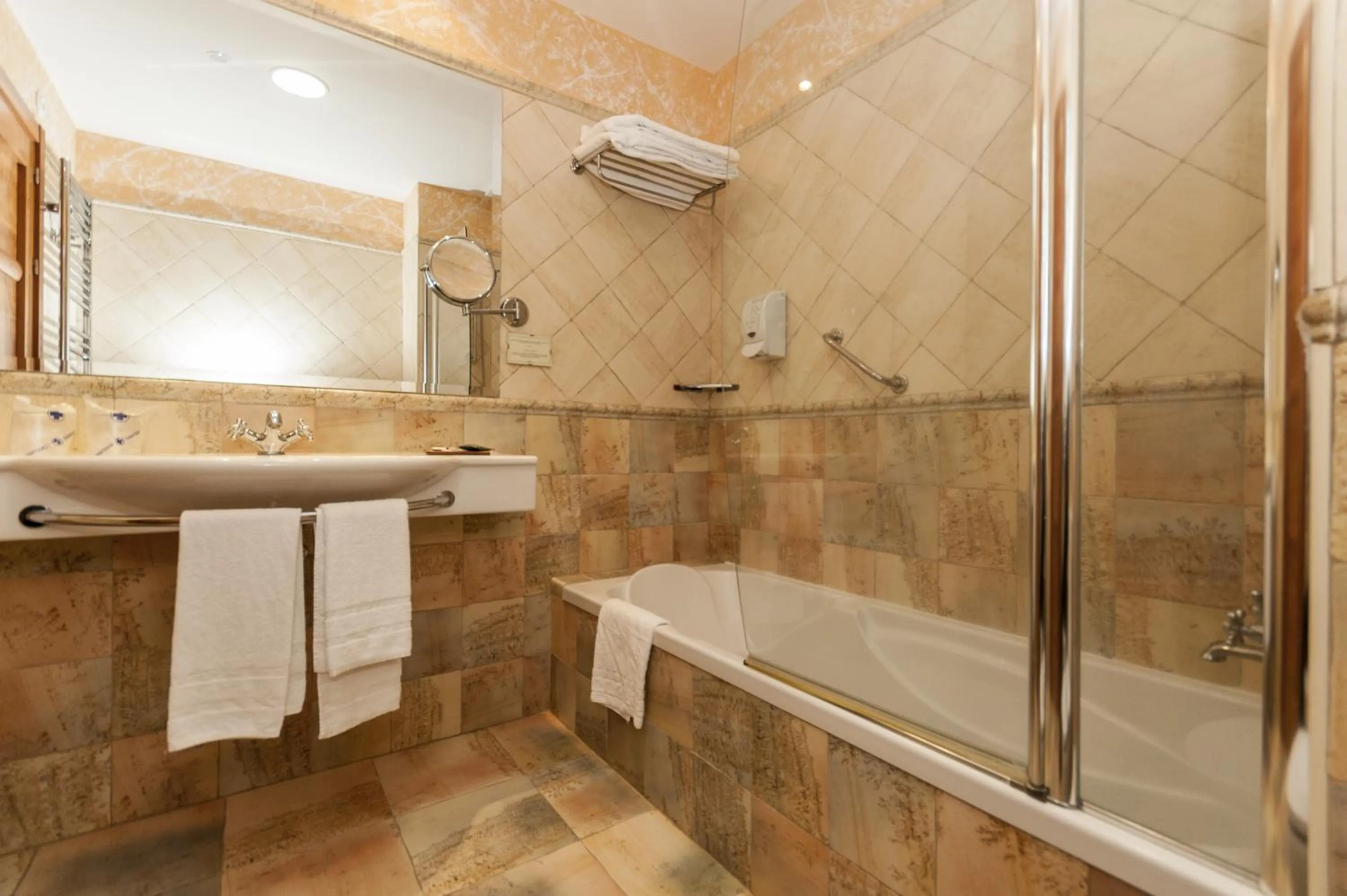 Bathroom in Hotel Comendador