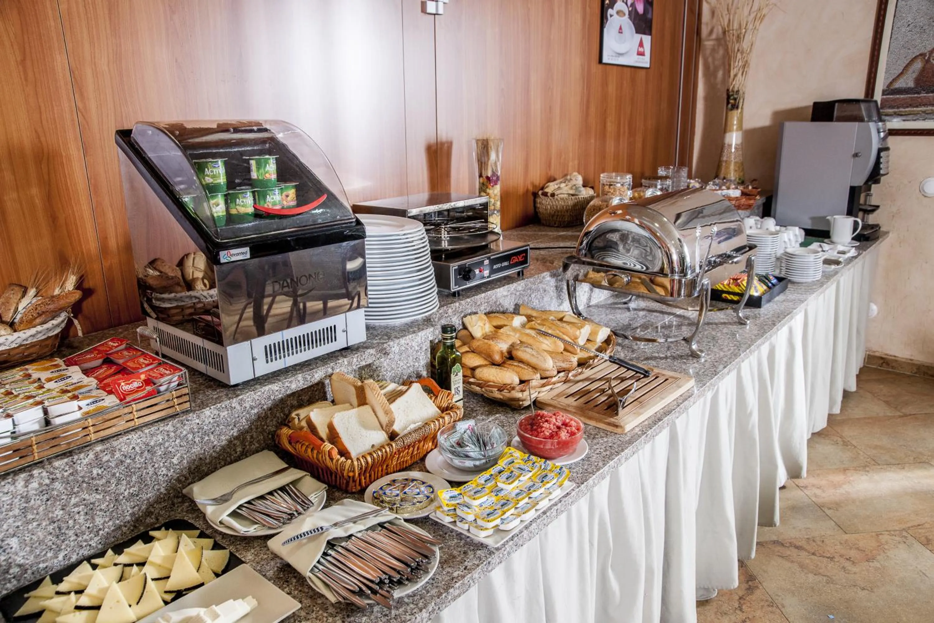 Restaurant/places to eat in Hotel Comendador