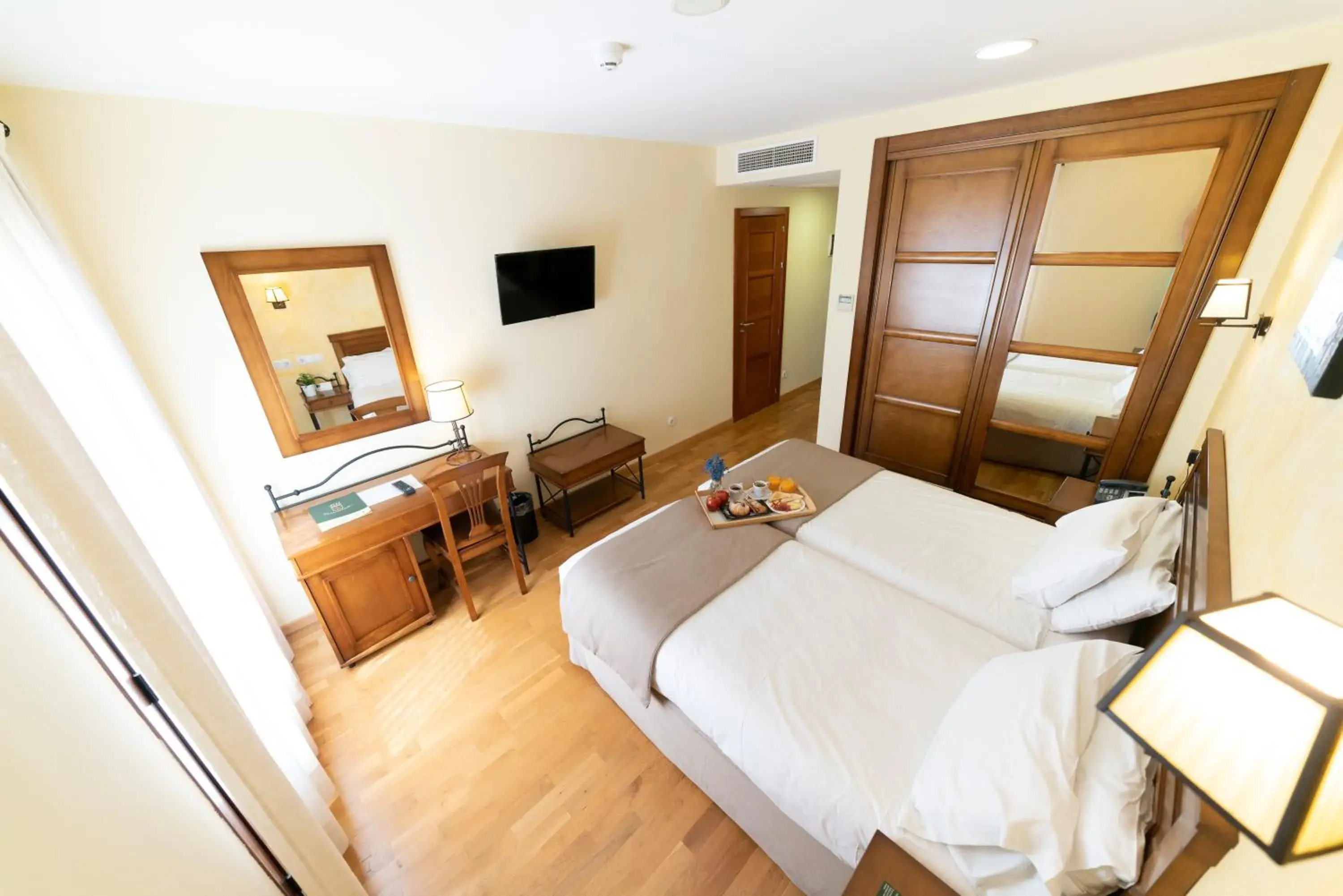 Twin Room with Extra Bed in Hotel Comendador Twin Room with Extra Bed in Hotel Comendador