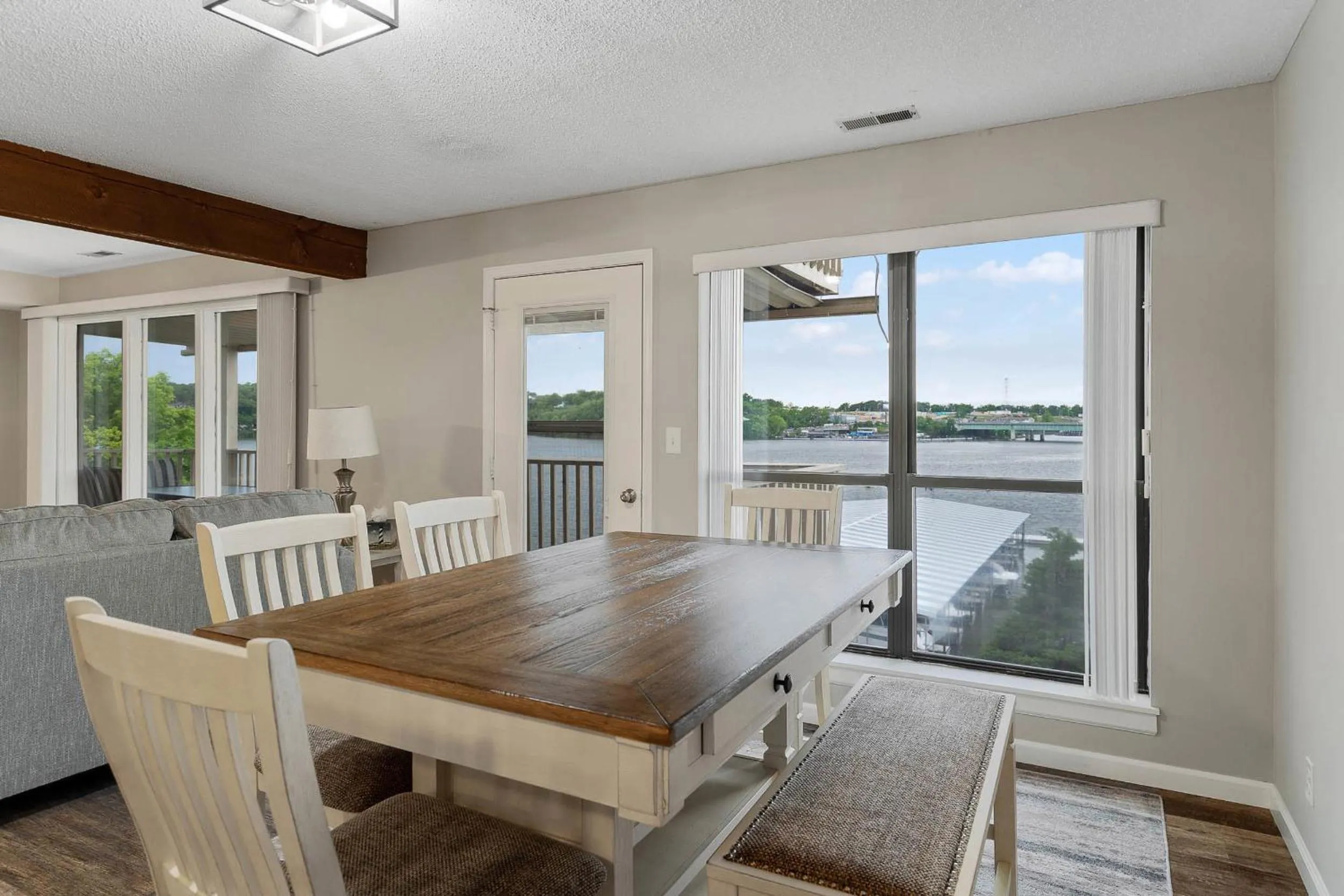 Dining area in Beautiful Lakefront 3br Private Condo