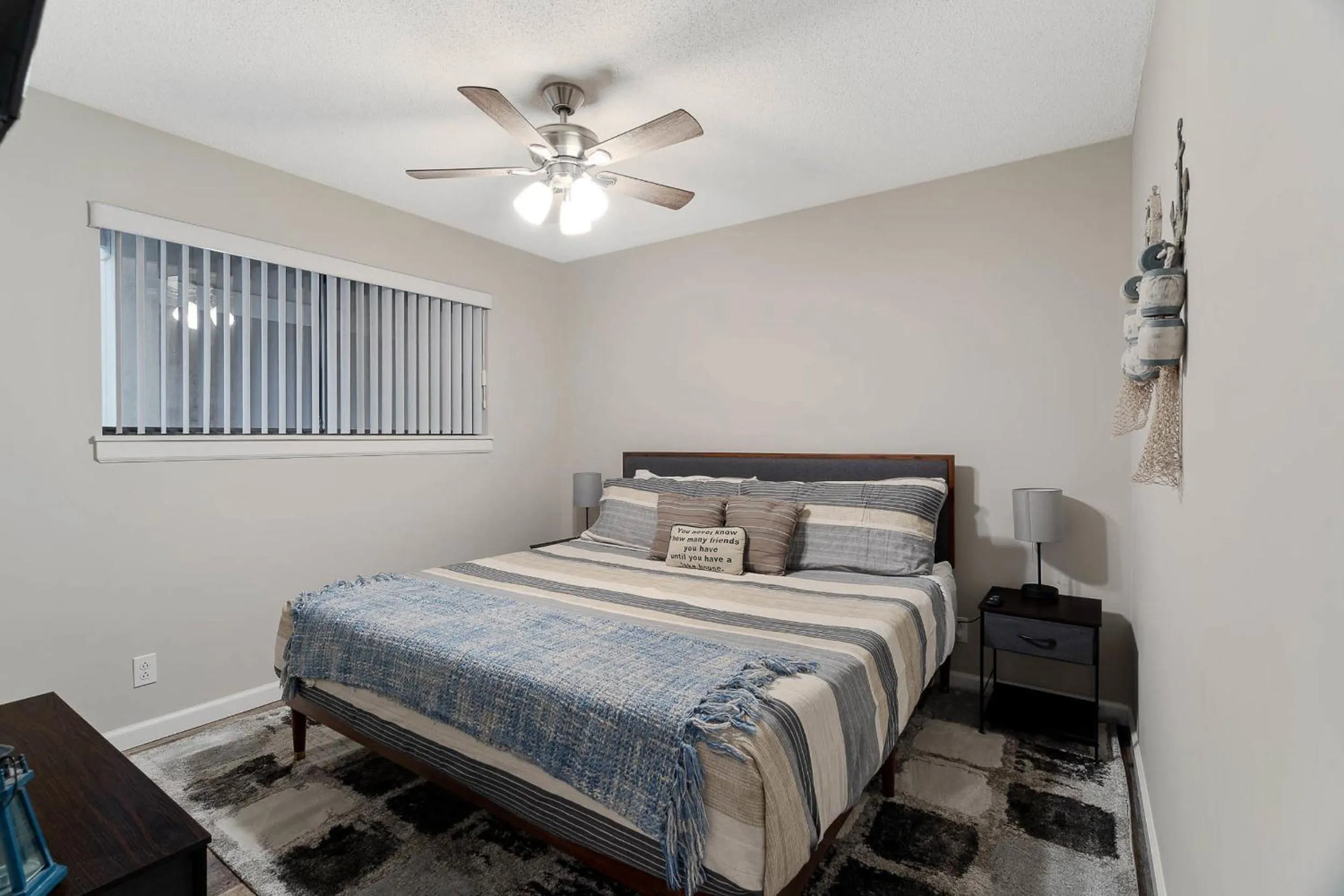 Bed in Beautiful Lakefront 3br Private Condo