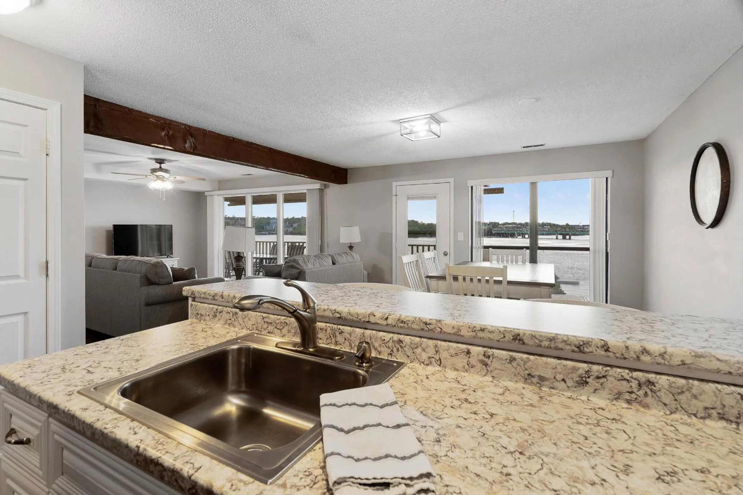 Kitchen or kitchenette in Beautiful Lakefront 3br Private Condo