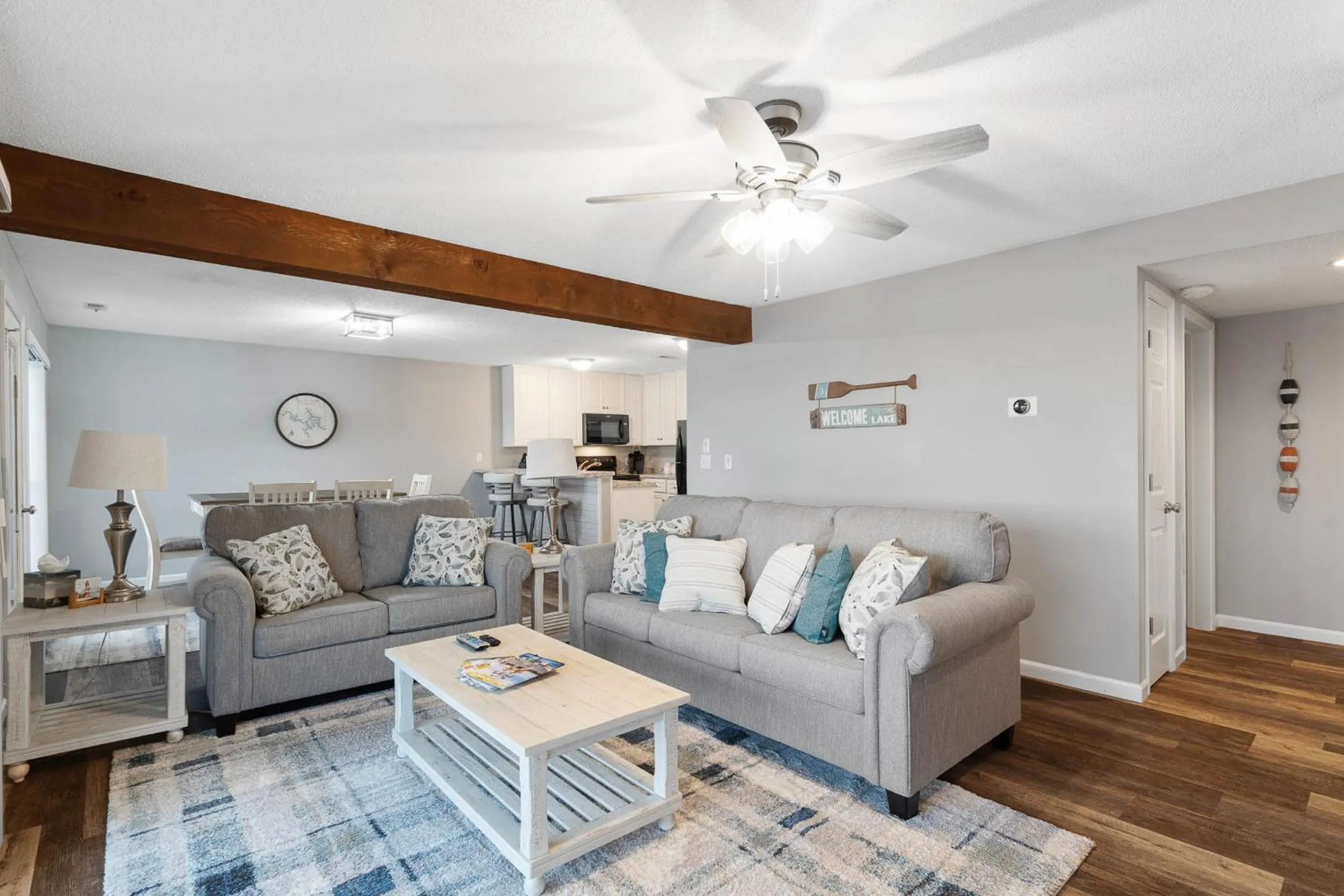 Living room in Beautiful Lakefront 3br Private Condo