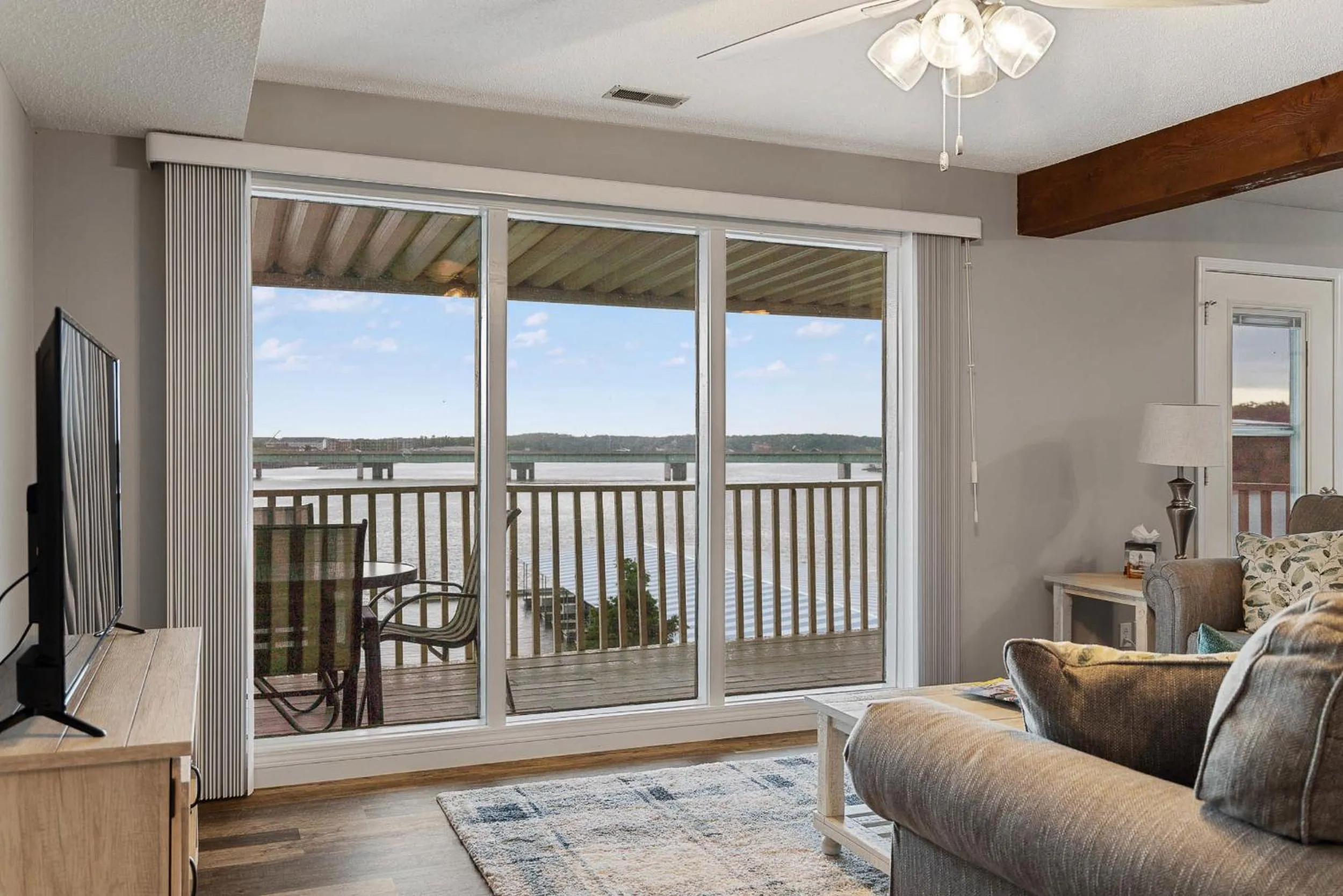 TV and multimedia in Beautiful Lakefront 3br Private Condo