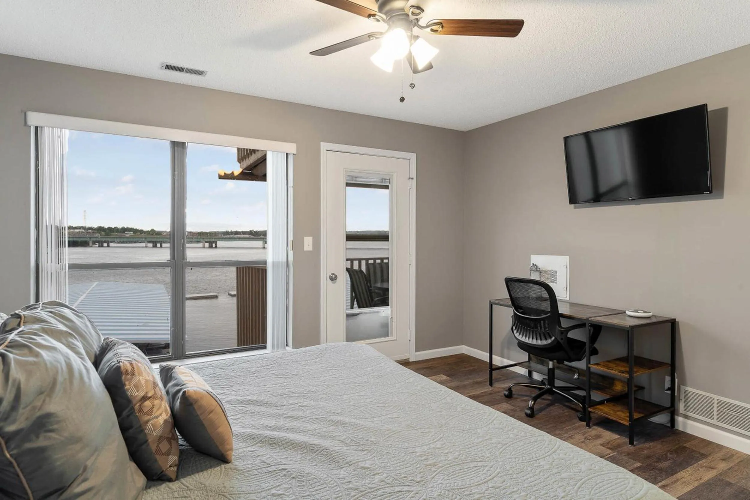 Bed in Beautiful Lakefront 3br Private Condo