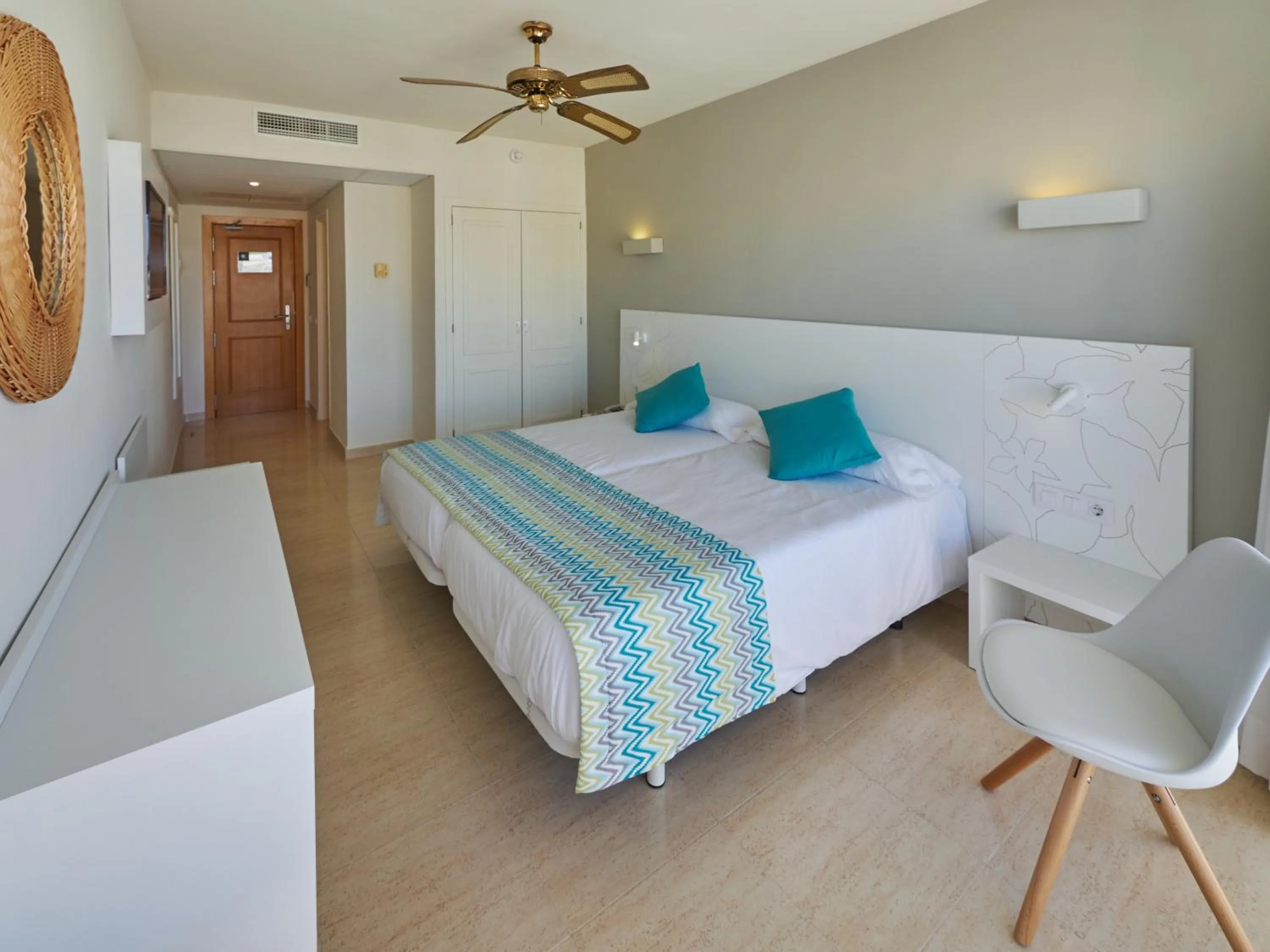 Bedroom, Bed in Oleander