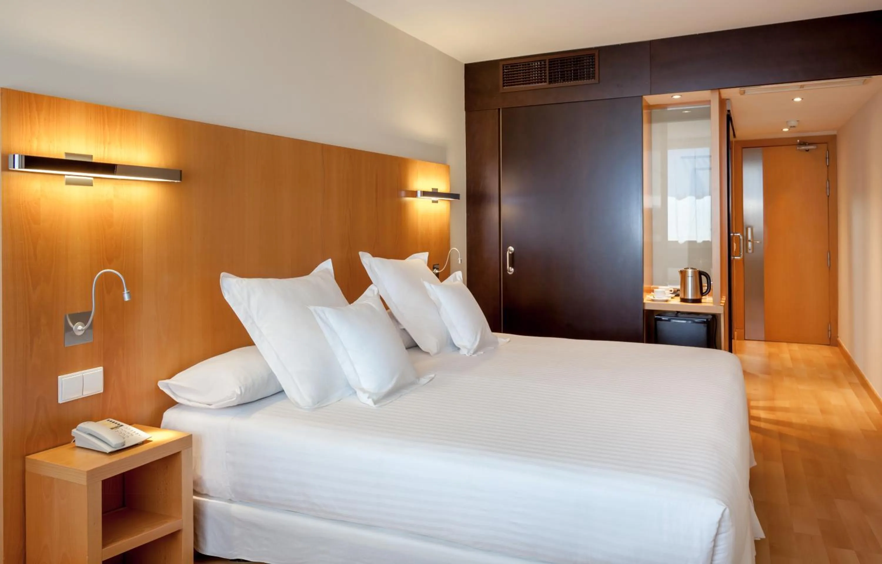 Photo of the whole room, Bed in Occidental Cádiz