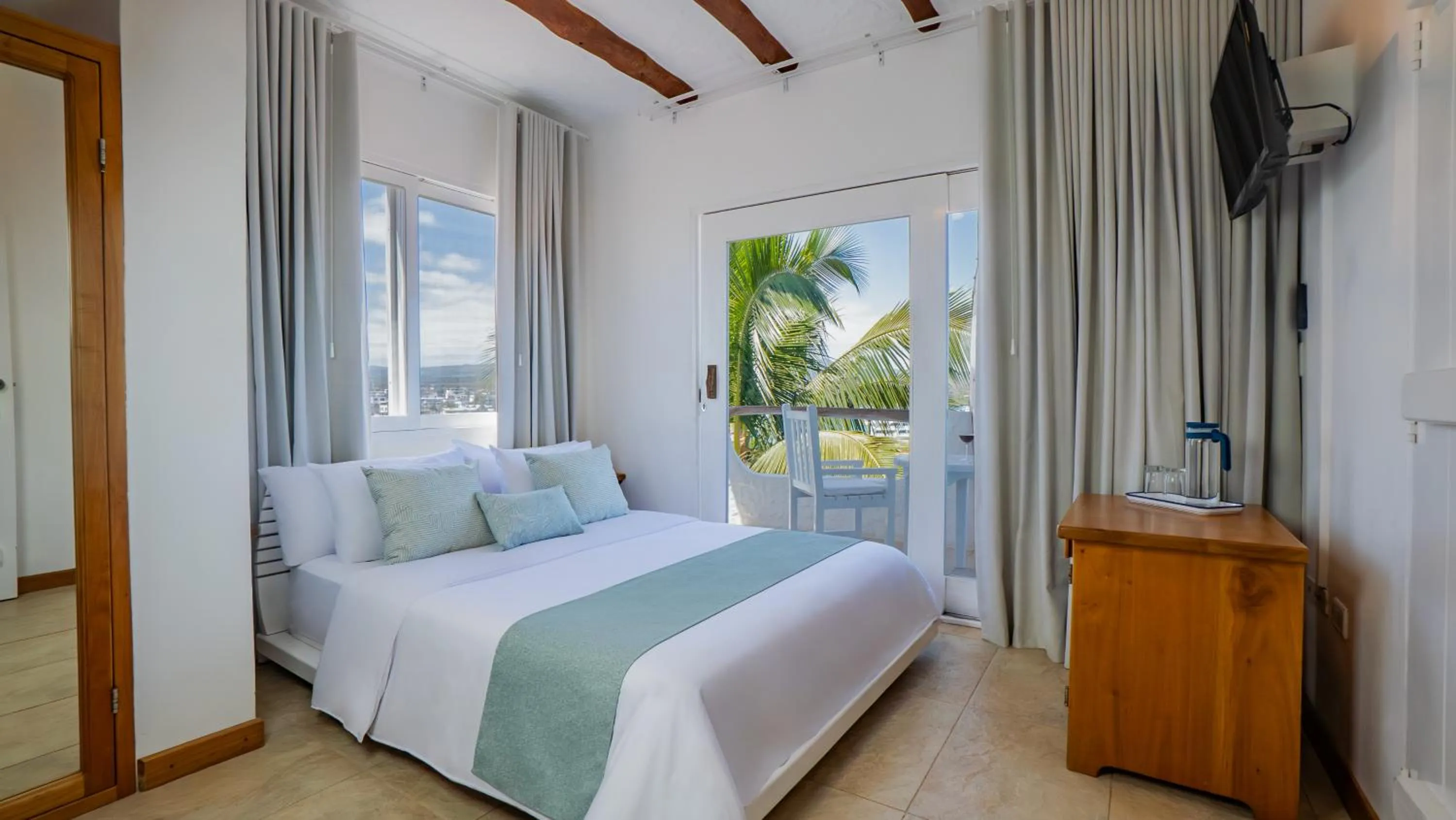 Bed in Hotel Angermeyer Waterfront Inn