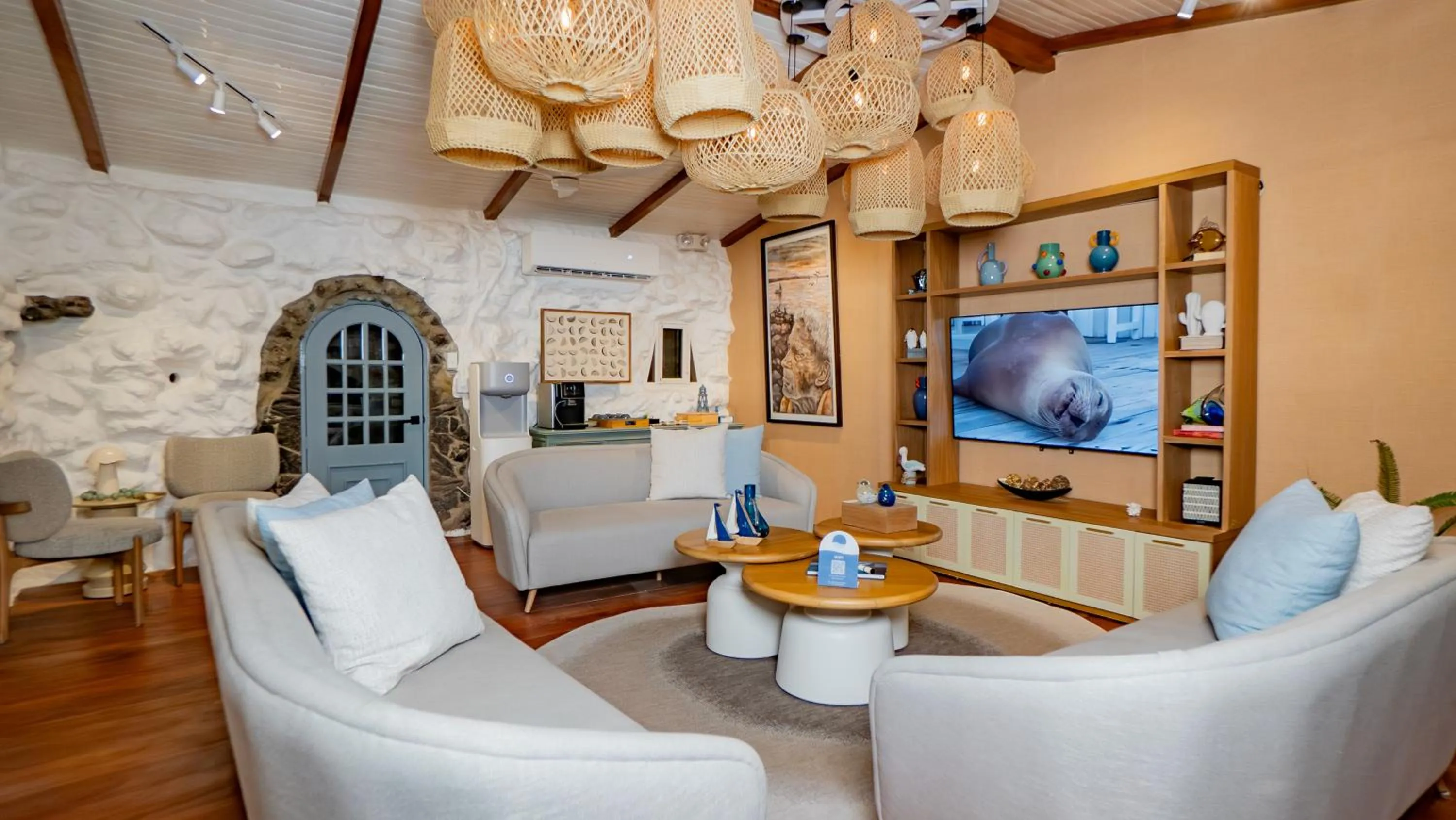 Communal lounge/ TV room in Hotel Angermeyer Waterfront Inn