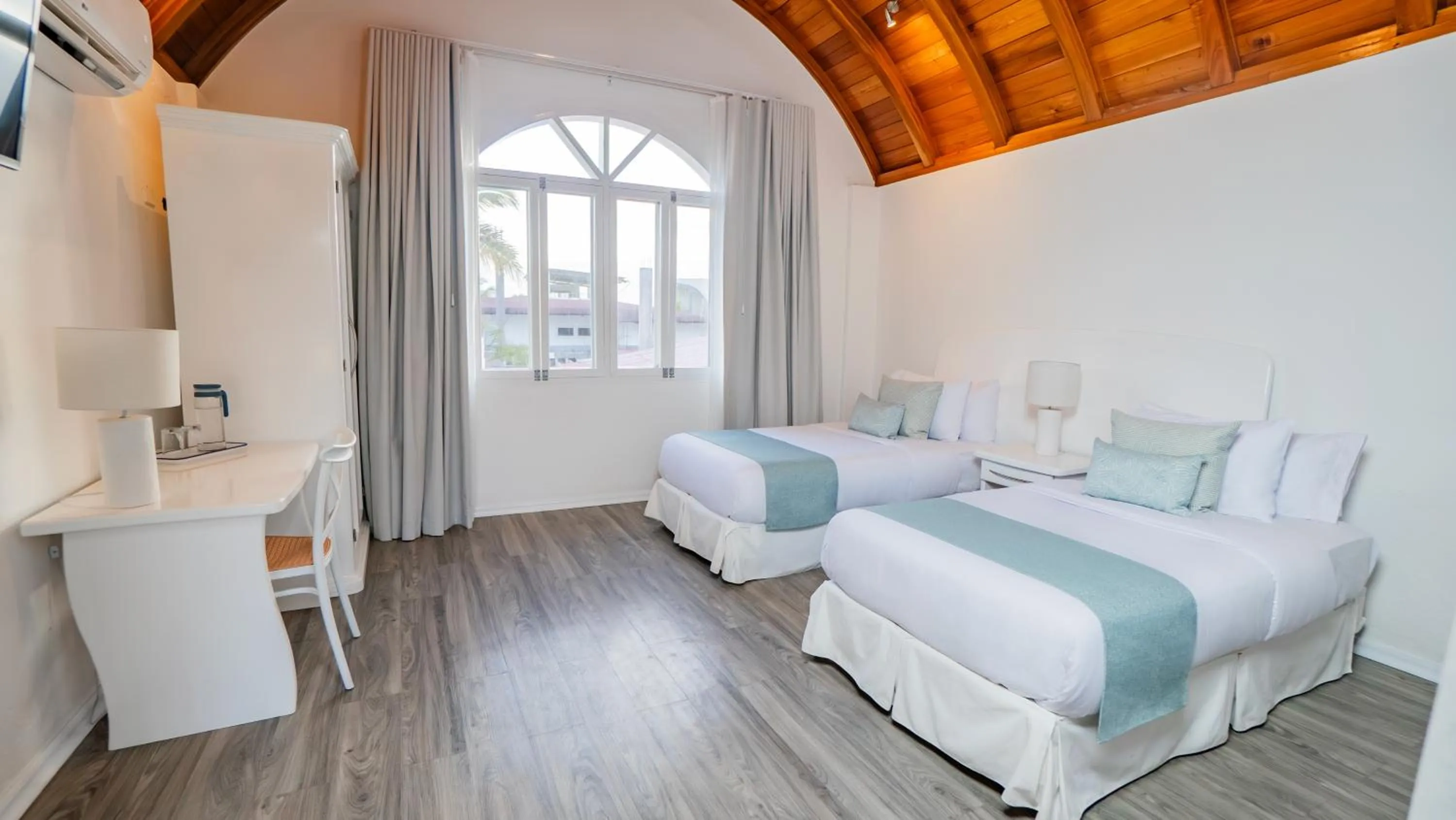 Bed in Hotel Angermeyer Waterfront Inn