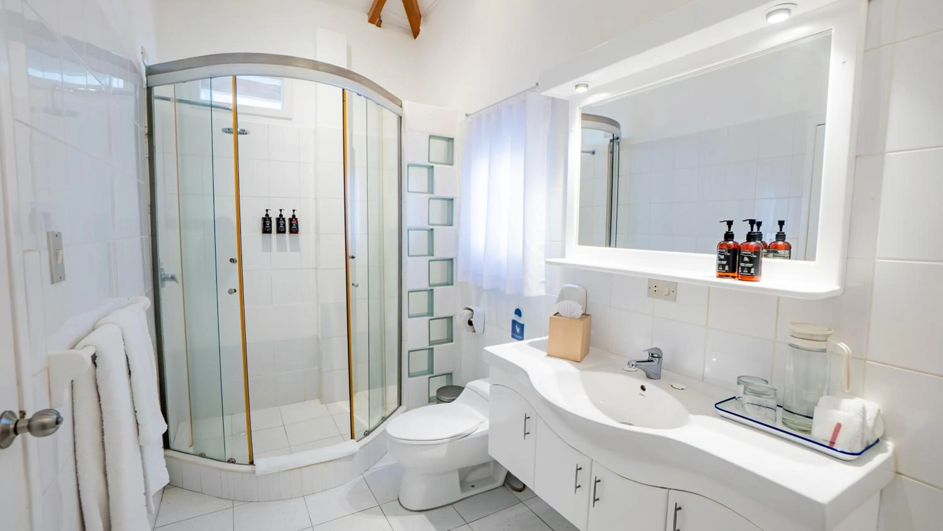 Bathroom in Hotel Angermeyer Waterfront Inn