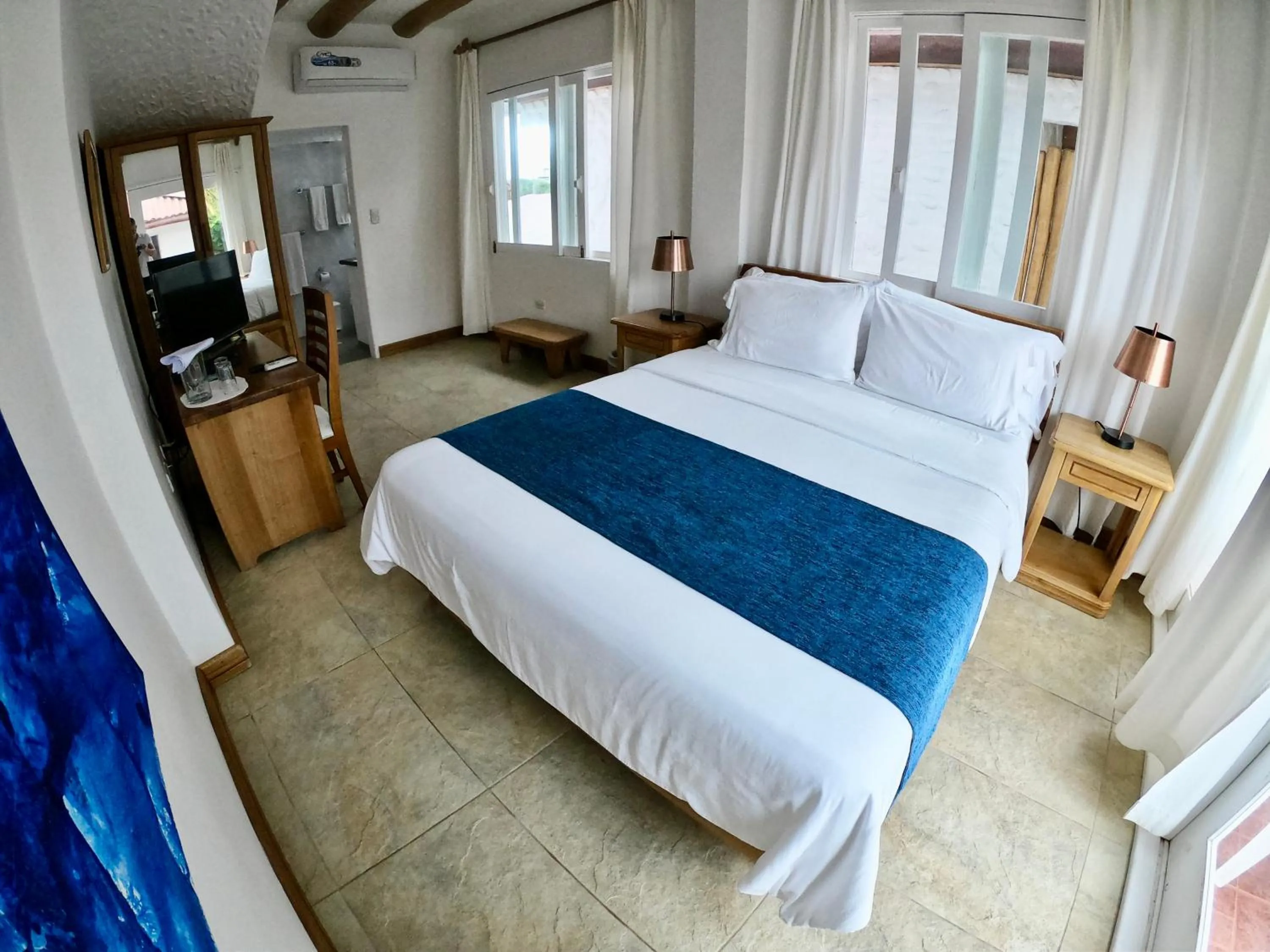 TV and multimedia, Bed in Hotel Angermeyer Waterfront Inn