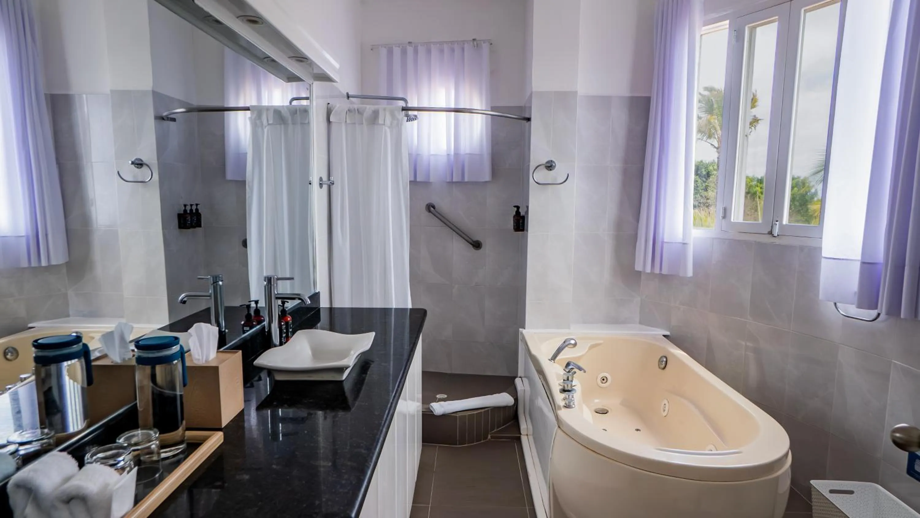 Hot Tub in Hotel Angermeyer Waterfront Inn