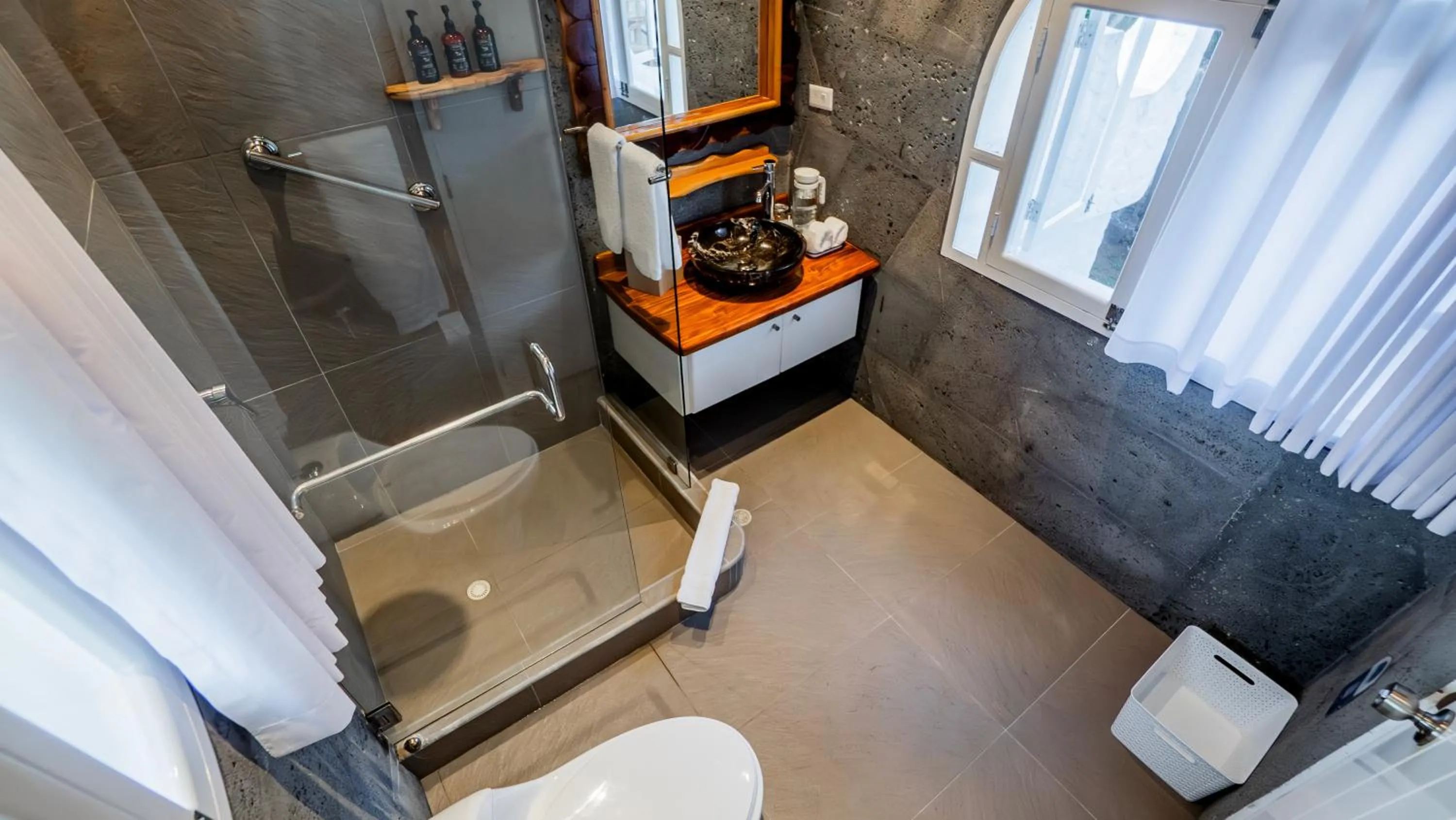 Bathroom in Hotel Angermeyer Waterfront Inn