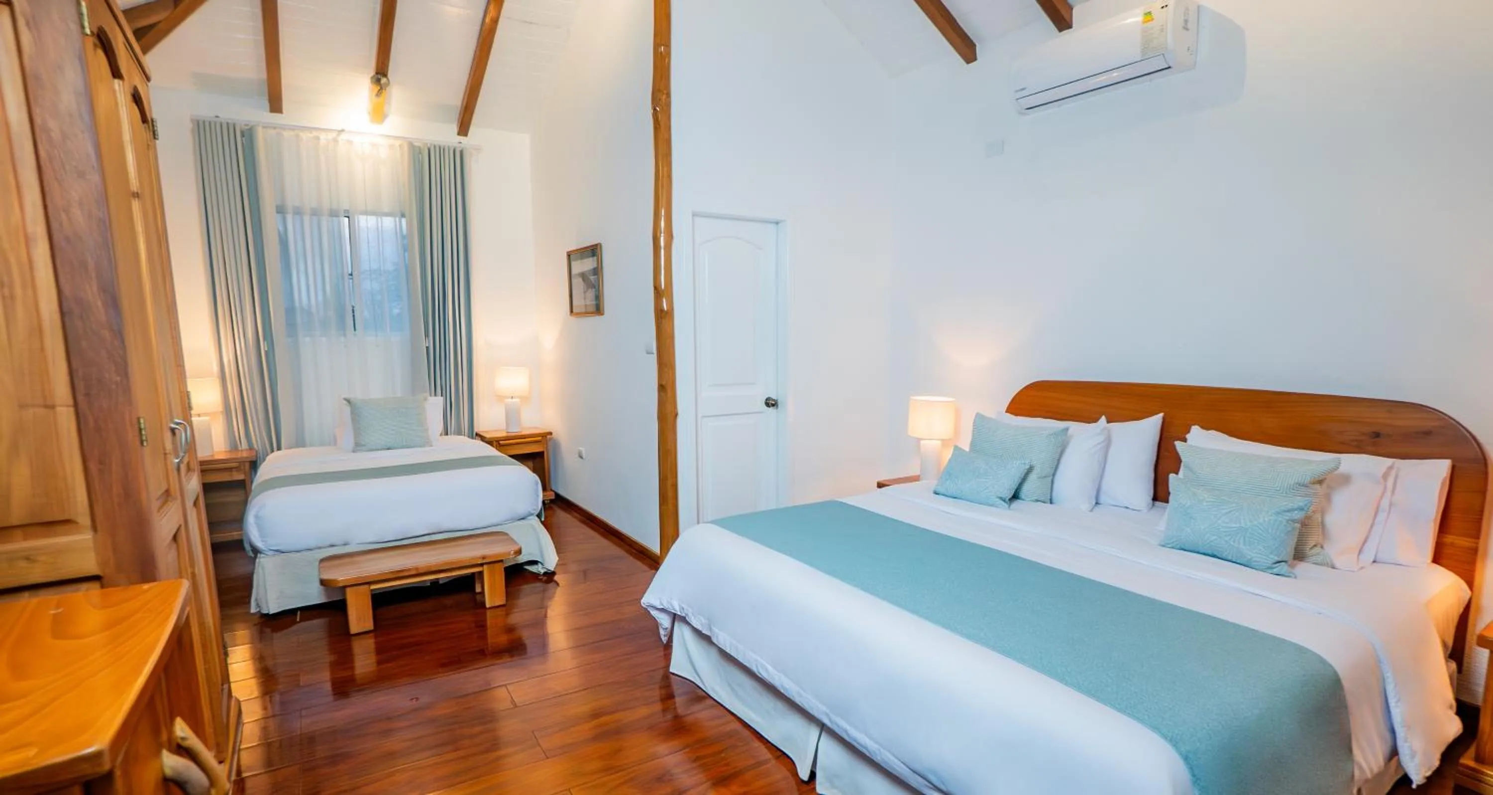 Photo of the whole room, Bed in Hotel Angermeyer Waterfront Inn