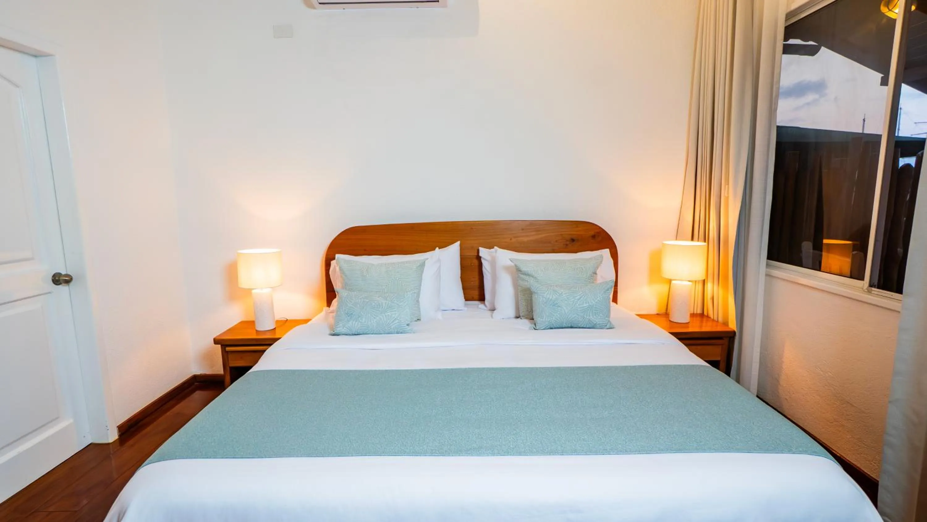 Bed in Hotel Angermeyer Waterfront Inn