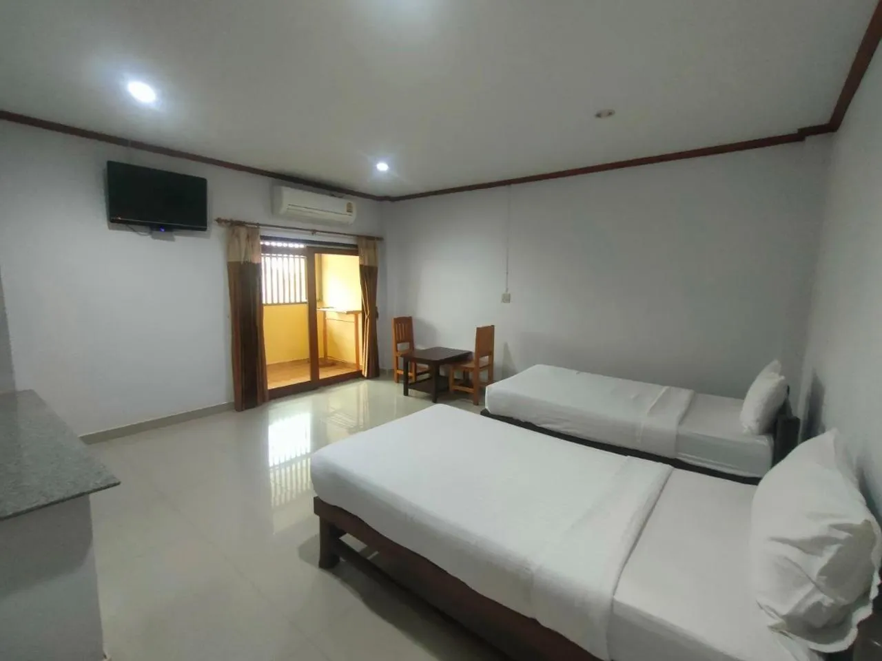 Communal lounge/ TV room, Bed in Chatchawan Resort