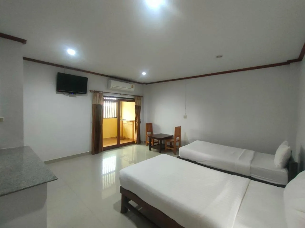 Communal lounge/ TV room, Bed in Chatchawan Resort