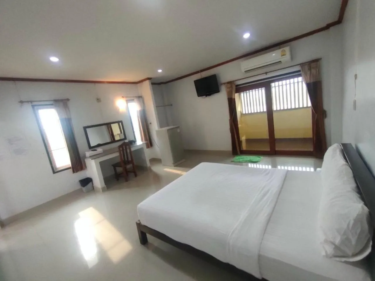 Communal lounge/ TV room, Bed in Chatchawan Resort