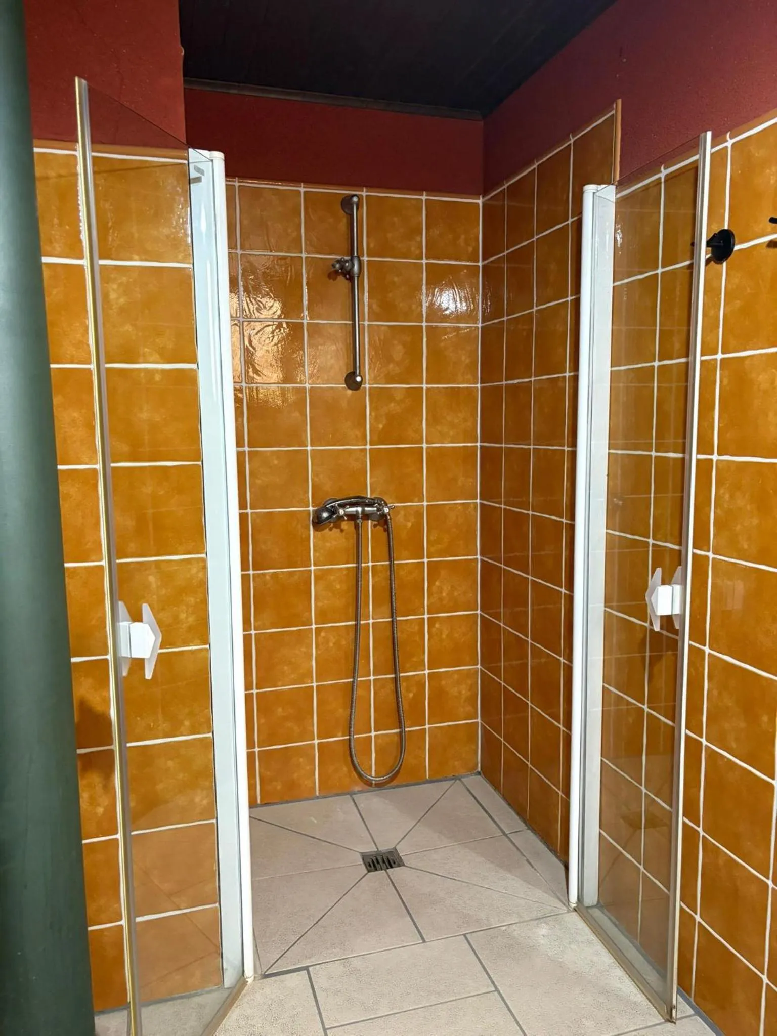 Shower in Hostal meson del rey