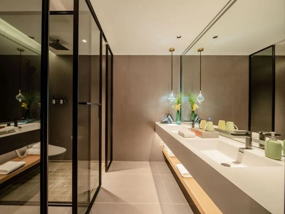 Shower in Pagoda Hotel Chengdu Taikoo Li