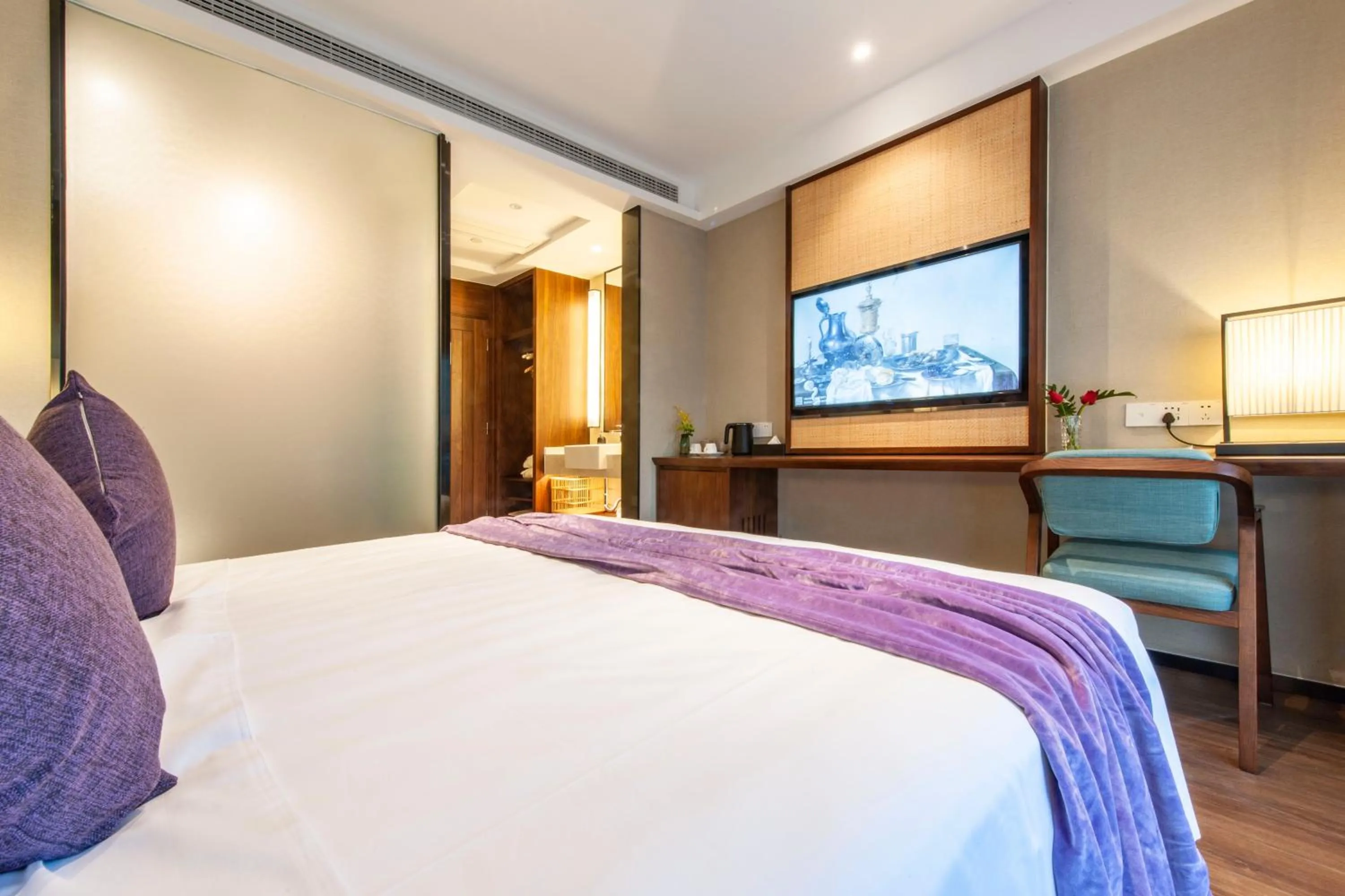 Photo of the whole room, Bed in SSAW Boutique Hotel Shanghai Huangpu River