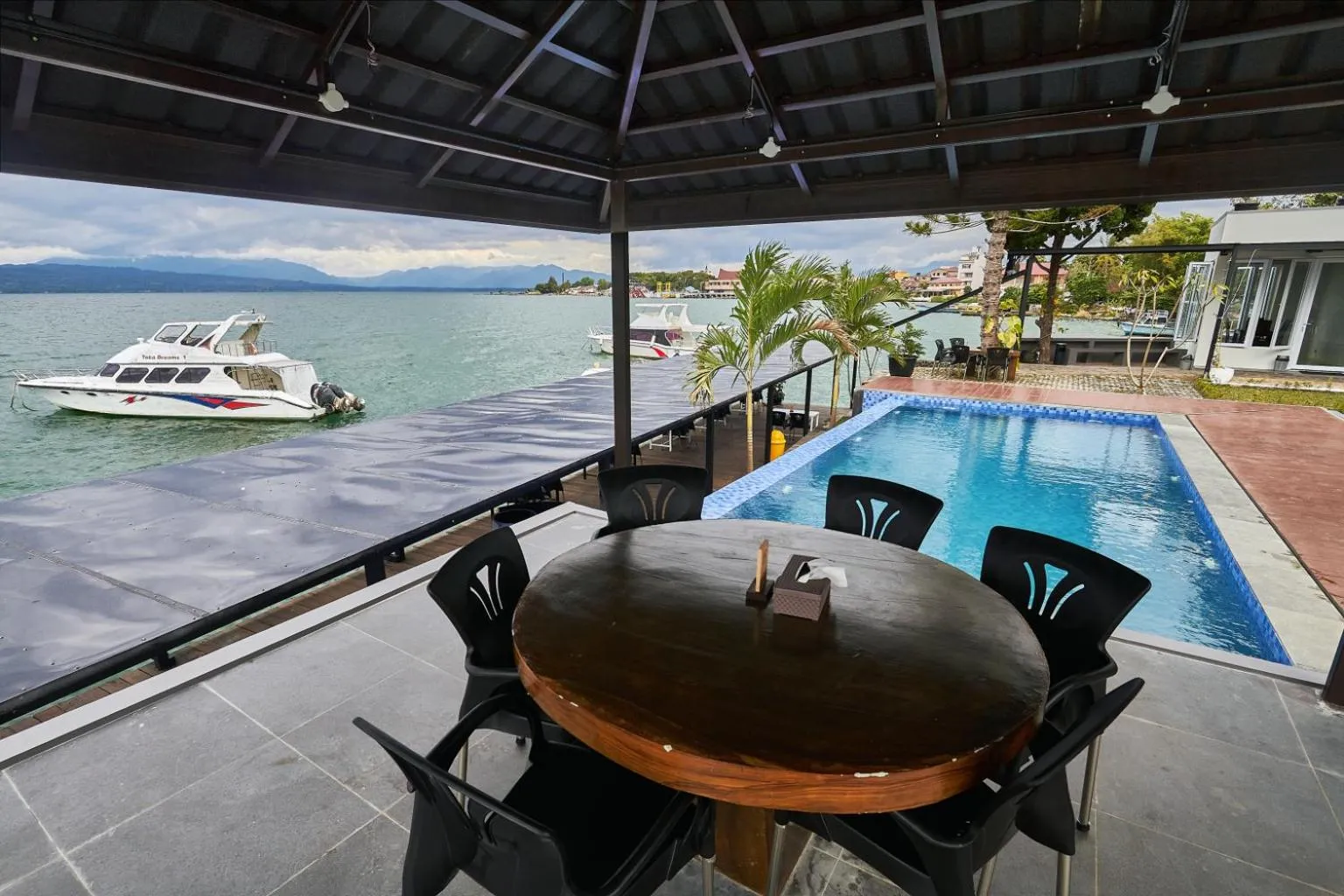 Restaurant/places to eat in PURNAMA BALIGE HOTEL