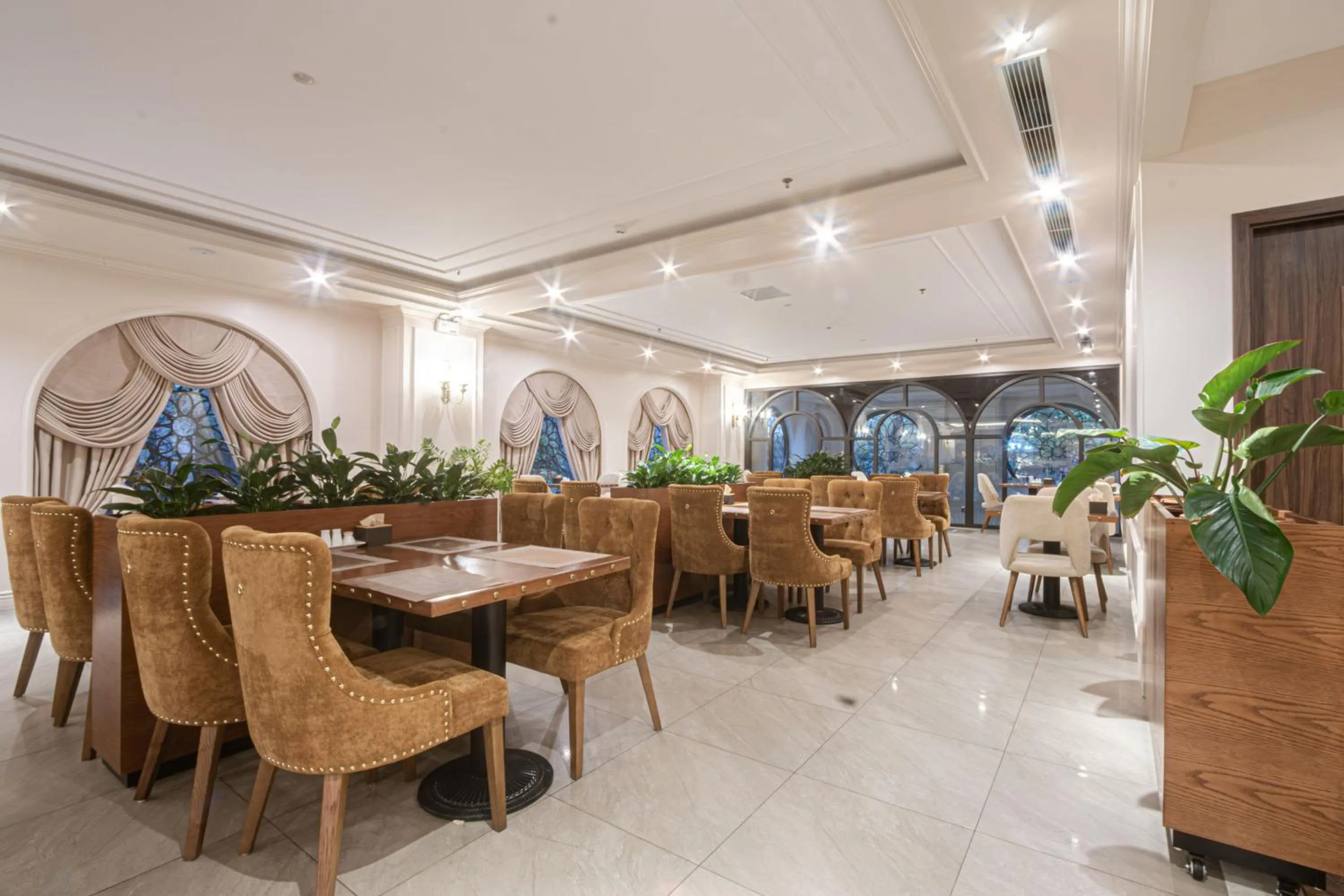 Restaurant/places to eat in Ostara Hotel & Apartment