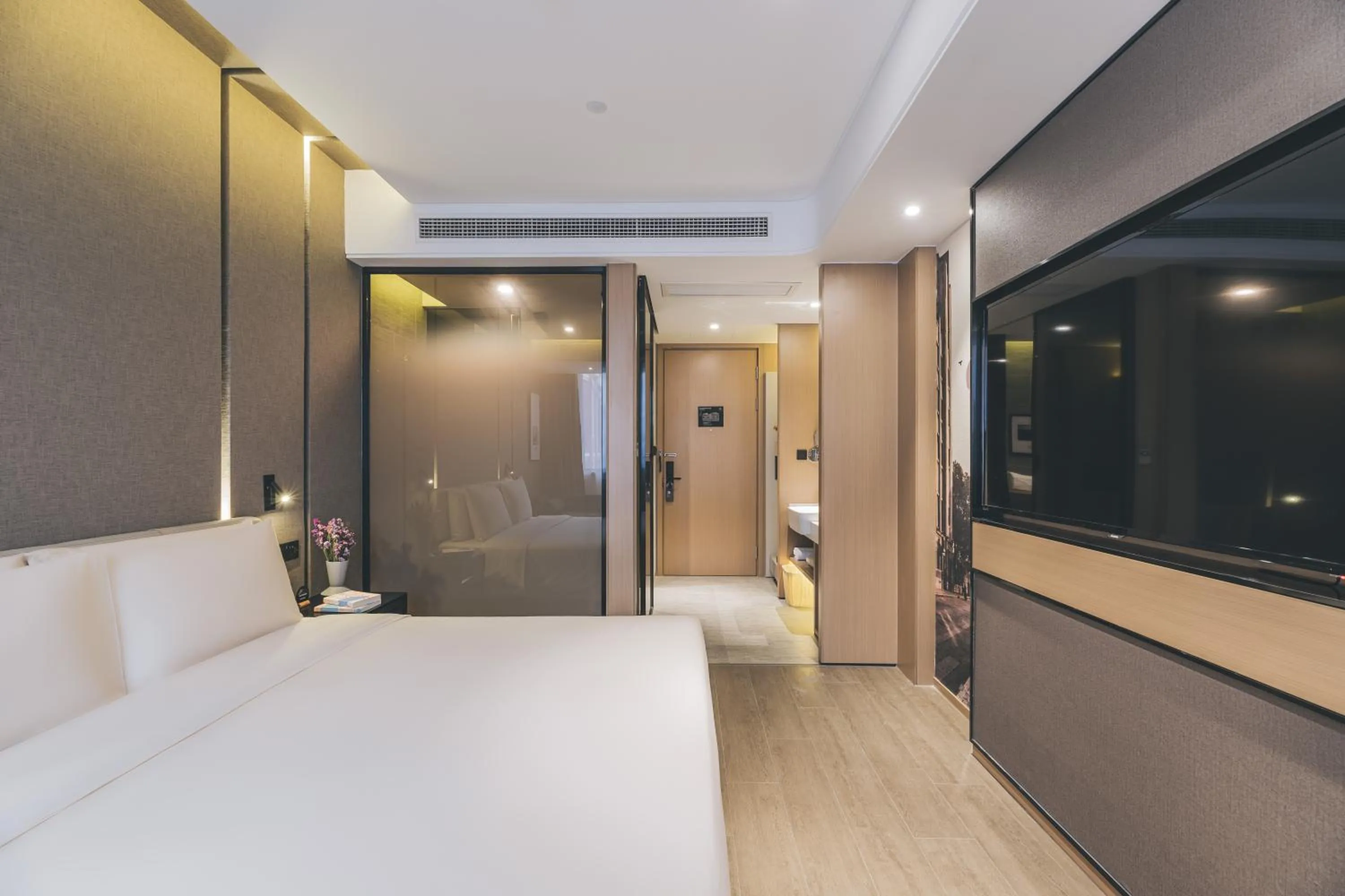 Photo of the whole room, Bed in Shanghai Atour Hotel On The Bund- People Square-FreeMini Bar and Free Night Snacks