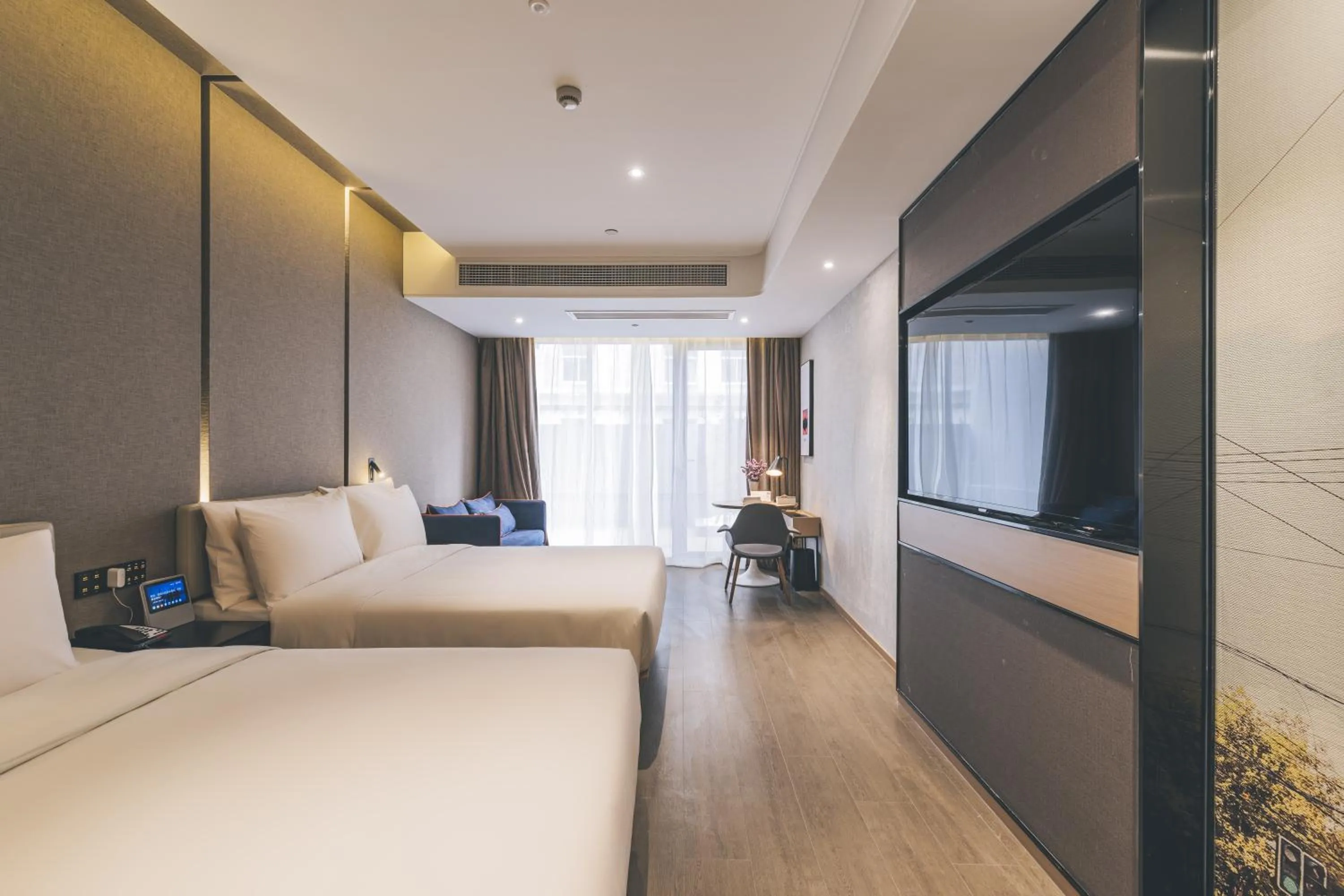 Photo of the whole room, Bed in Shanghai Atour Hotel On The Bund- People Square-FreeMini Bar and Free Night Snacks