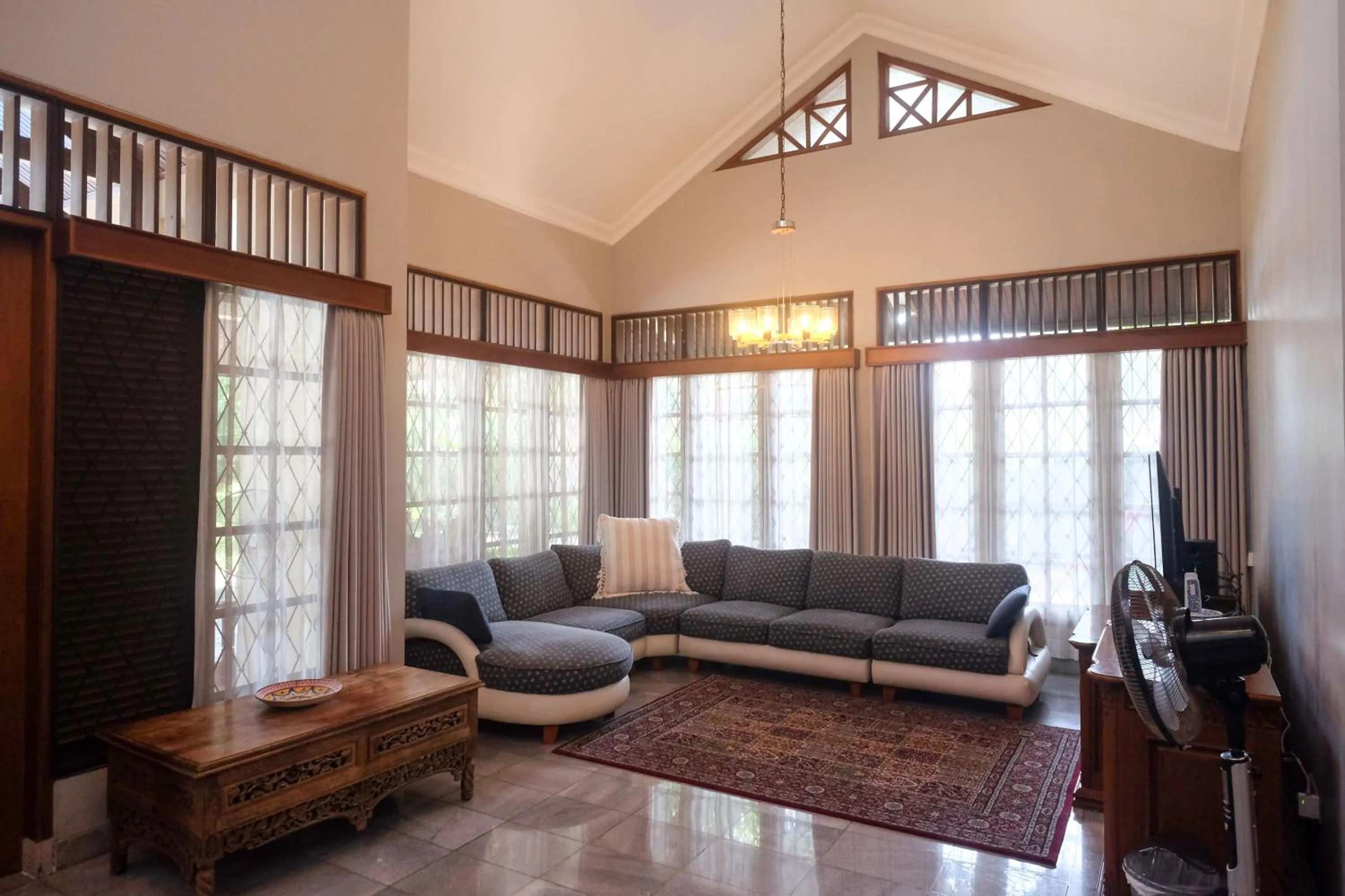 Living room in SAREH VILLA by The Lavana