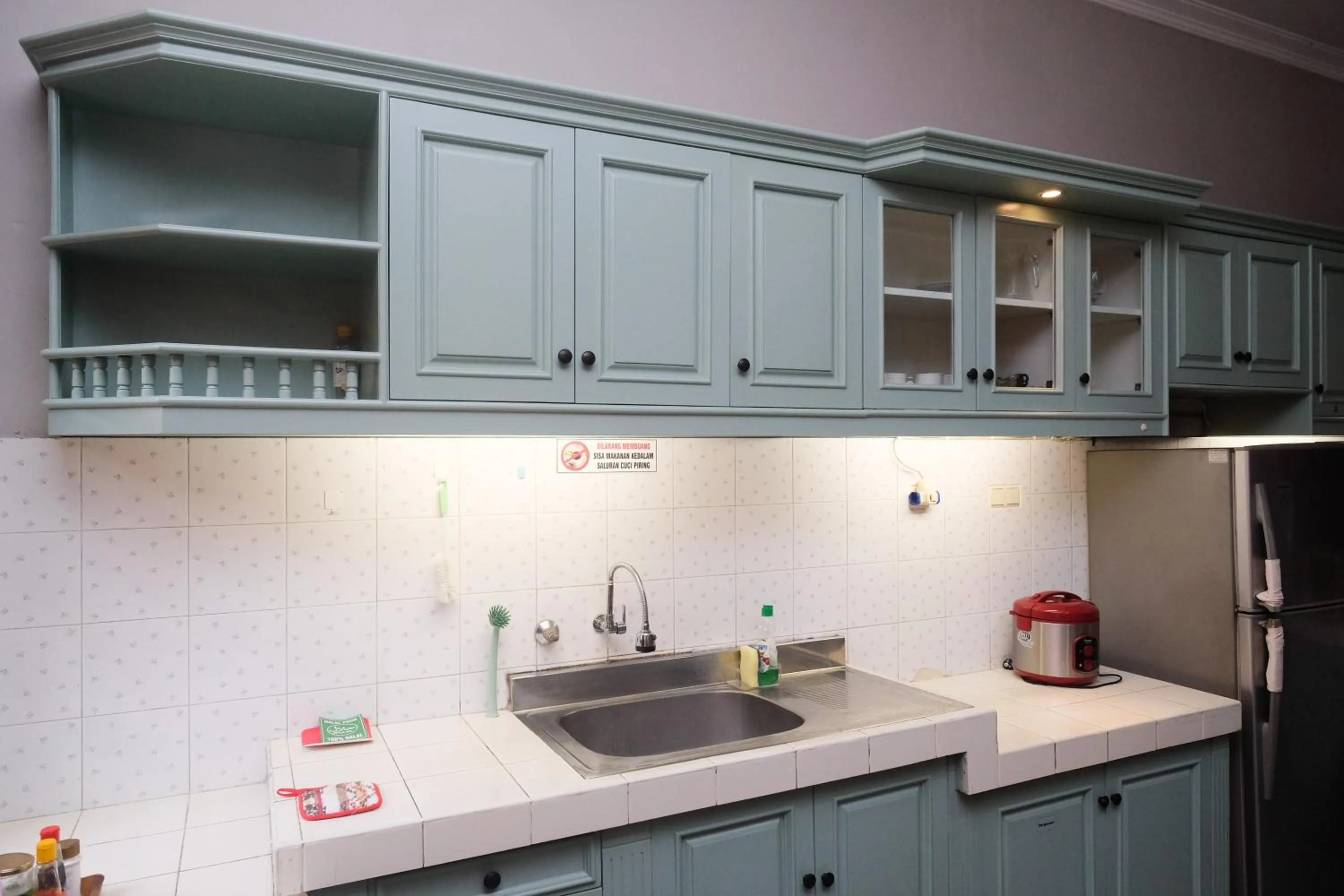 kitchen in SAREH VILLA by The Lavana