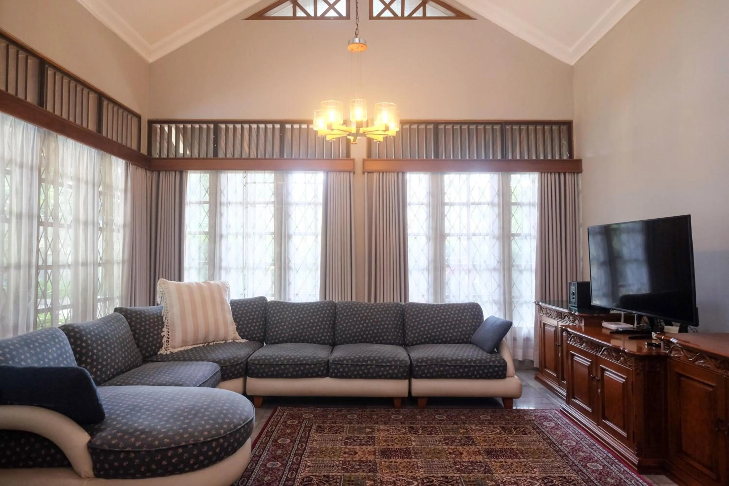 Seating area in SAREH VILLA by The Lavana